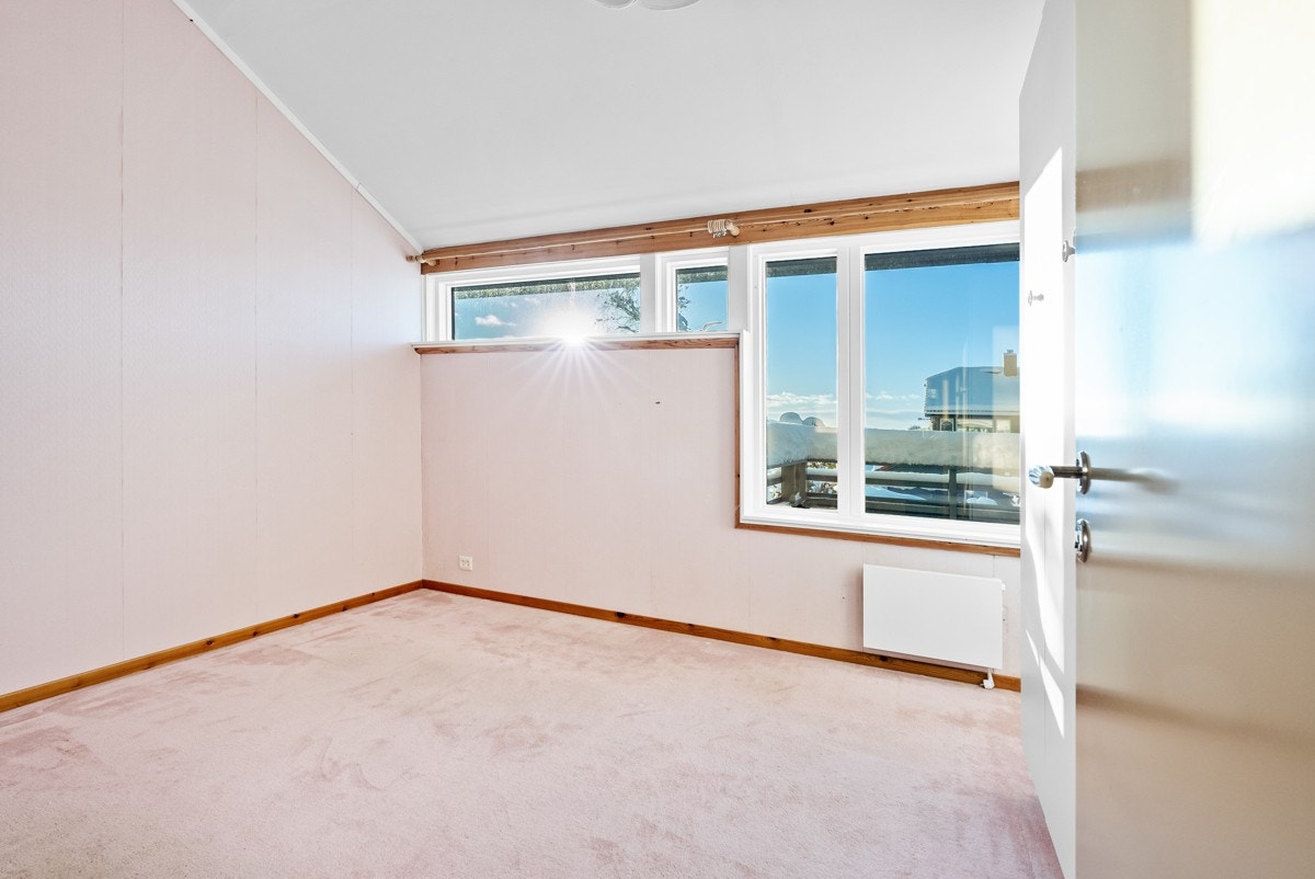 Boligen har totalt 3 soverom. Dette er hovedsoverommet i 2. etasje, og er boligens største soverom. Galleribilde
