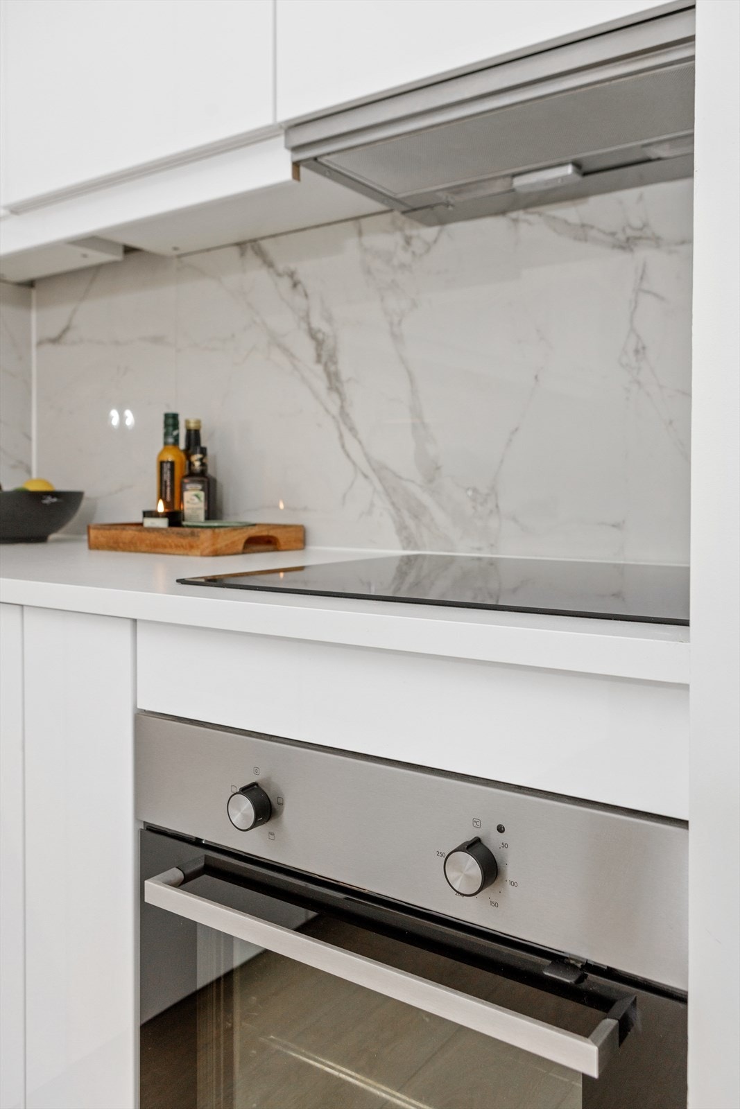 Innredningen er utført med laminat benkeplate - slitesterkt materiale og enkel å rengjøre. Galleribilde