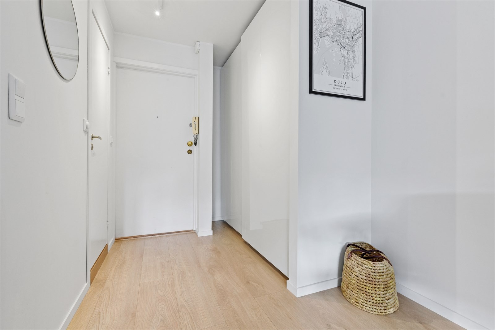 Entré med skyvedørsgarderobe. Galleribilde