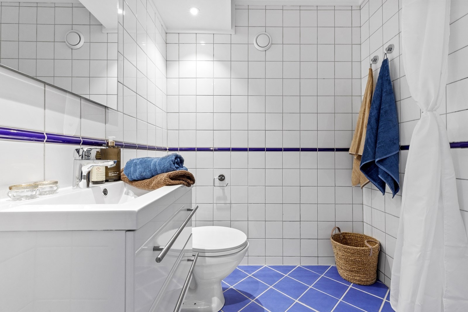 Eldre bad, men nytt servantskap og spottere i himling i 2020. Galleribilde