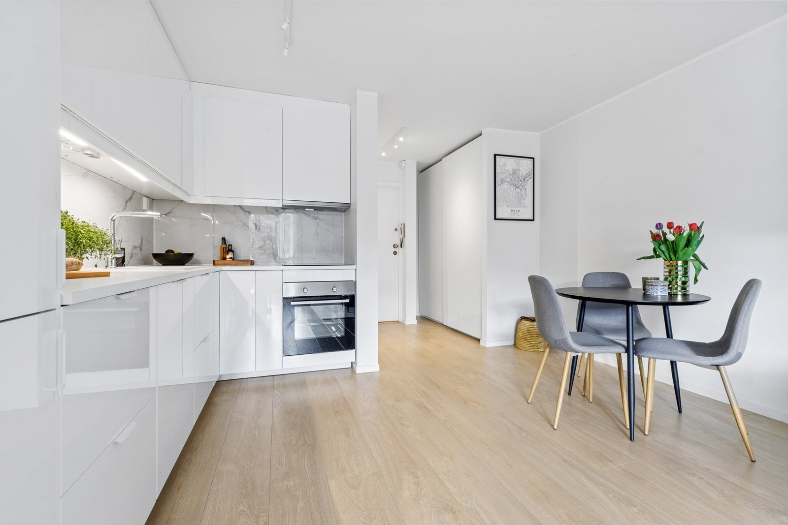 Kjøkkeninnredningen har alle hvitevarer integrert, nytt i 2020. Galleribilde