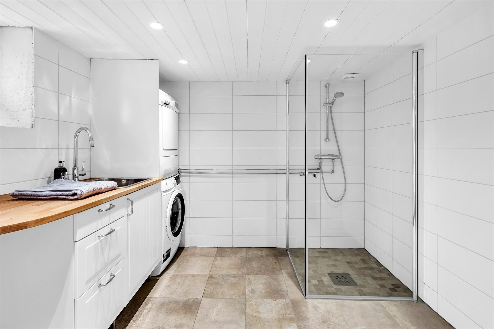 Praktisk vaskerom i kjelleren (Kjelleren er opprinnelig godkjent som bodarel, og ikke varig oppholdsrom) Galleribilde