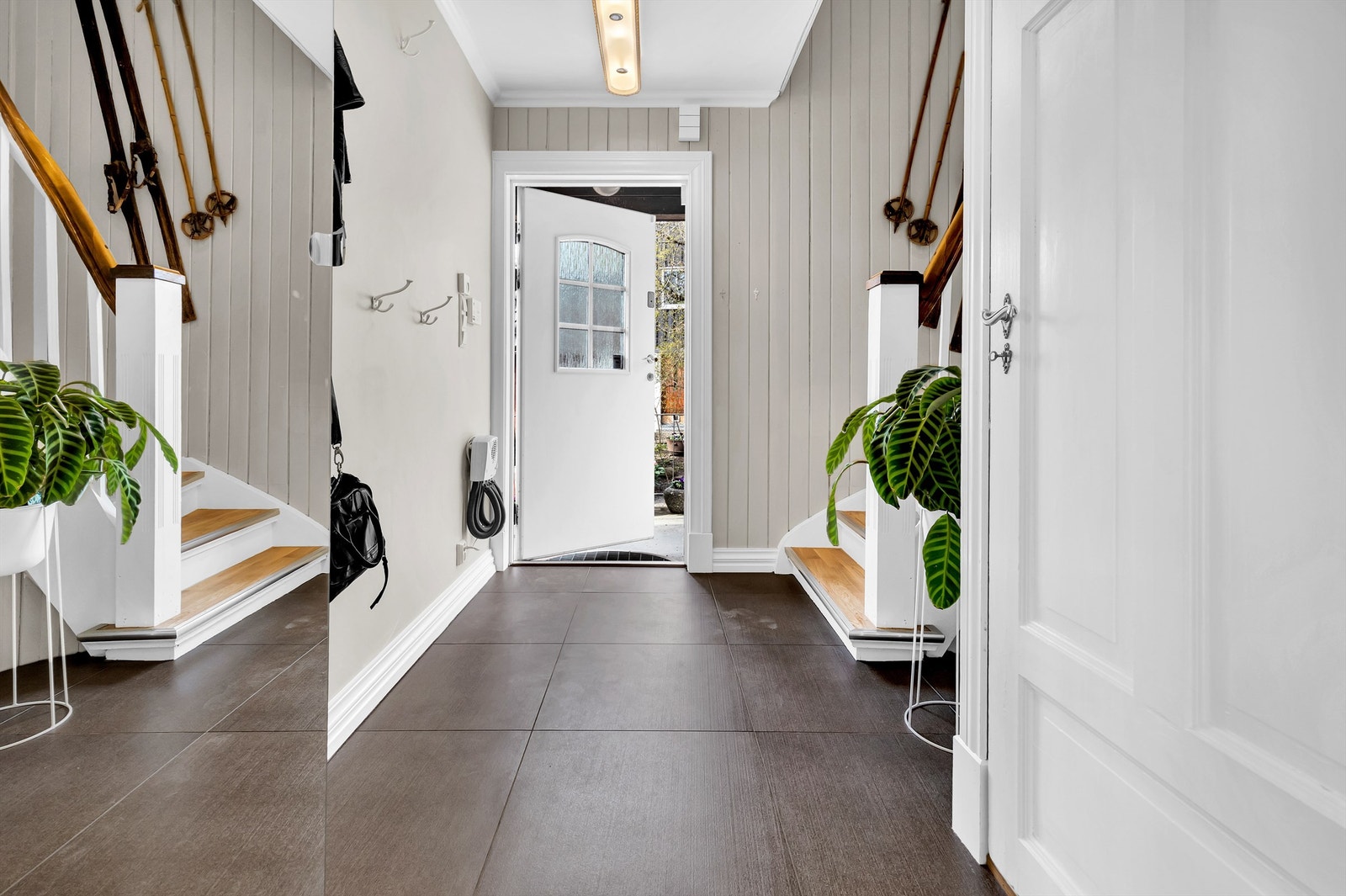 Entre. Trappen opp til 2.etasje er renovert med ny parkett. Galleribilde