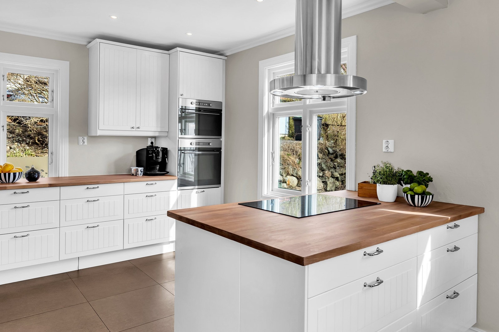 Kjøkkenøy med platetopp og masse skapplass Galleribilde