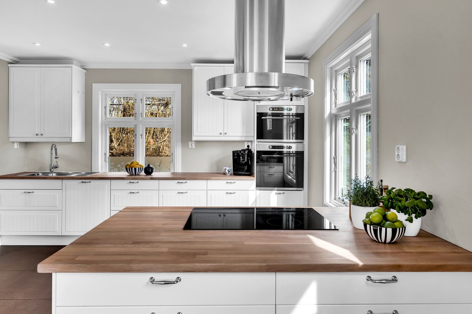 Godt med skapplass og store benkeflater Galleribilde