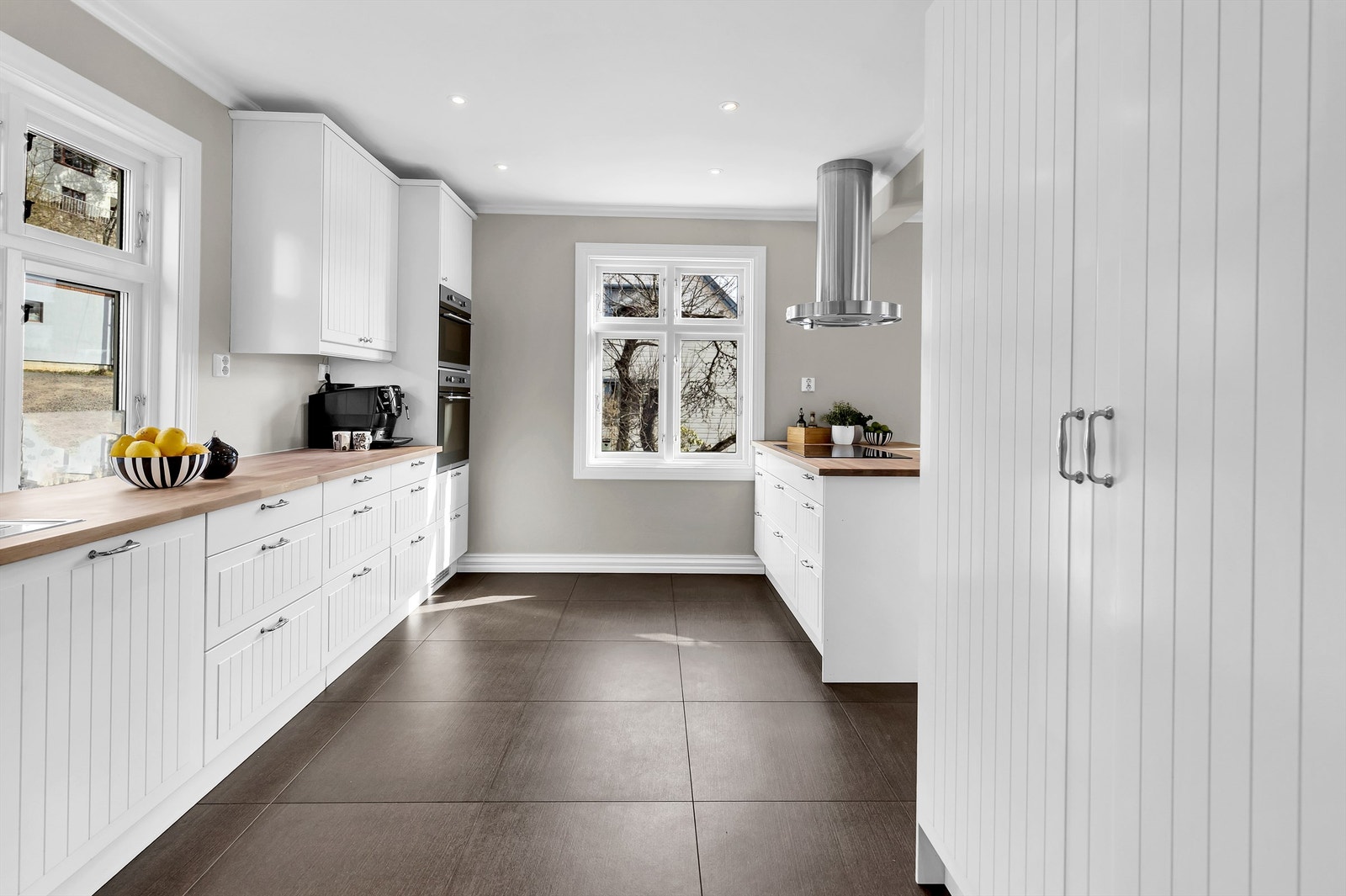 Flislagt kjøkkengulv. Det er vannvarme i alle gulv i 1.etasje Galleribilde