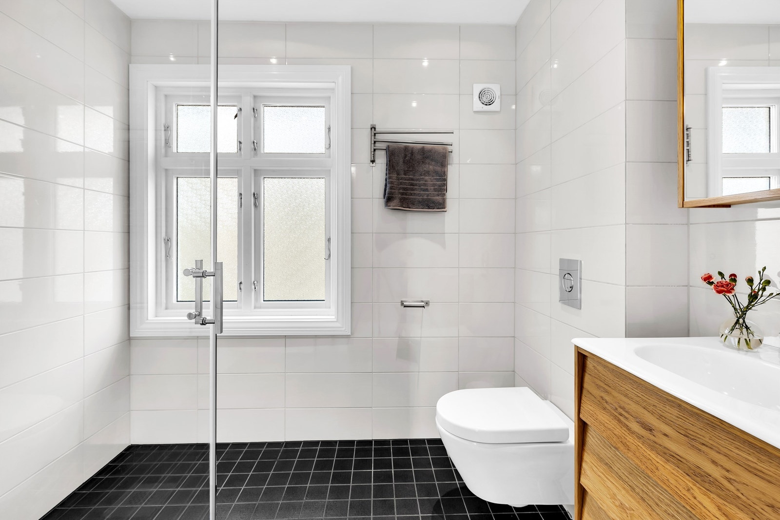 Delikat flislagt bad i 2.etasje Galleribilde