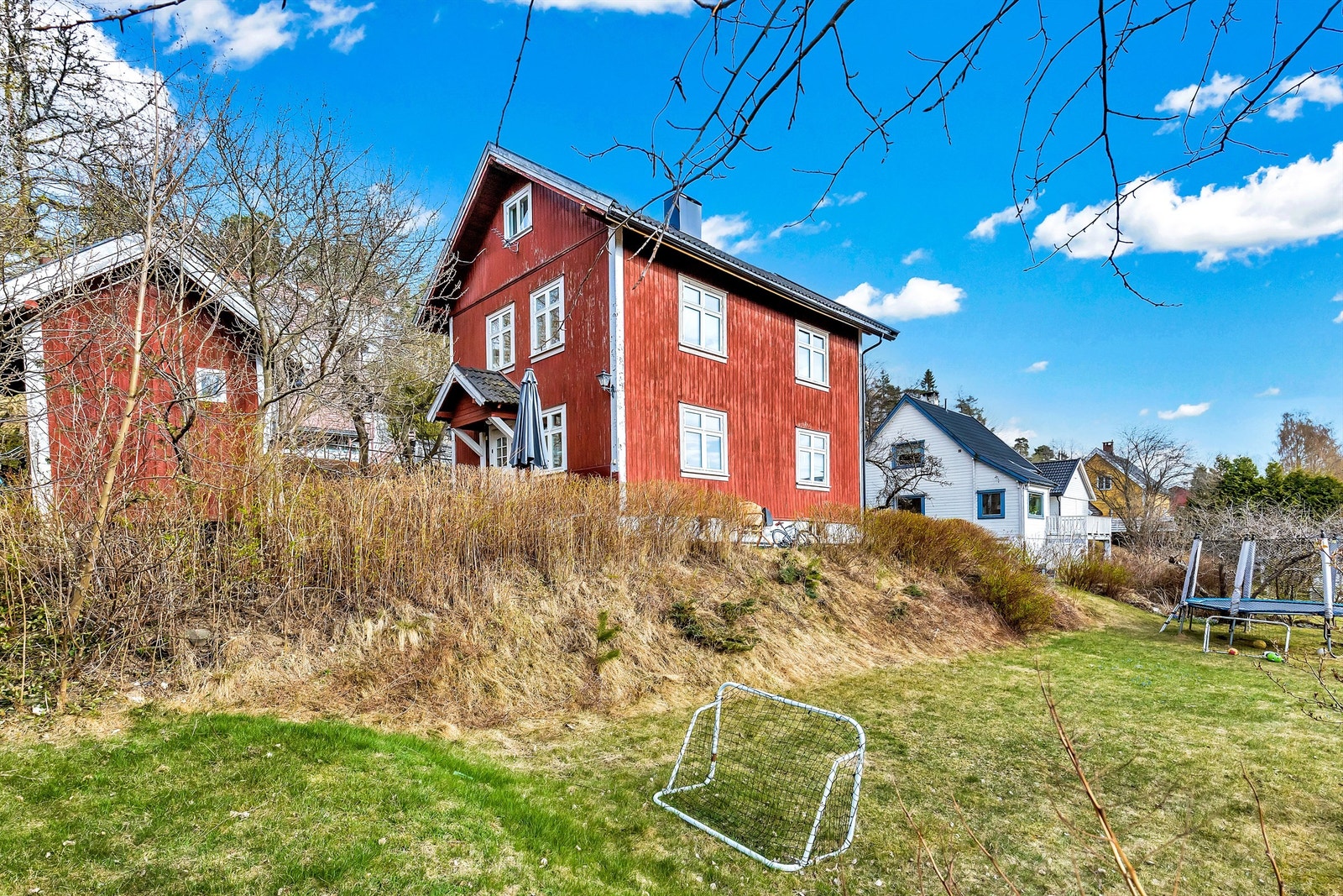 Huset sett fra nedsiden av tomten Galleribilde