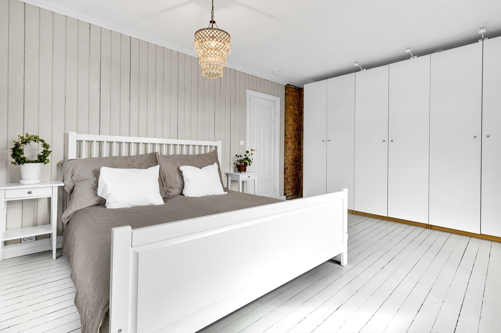 Stort hovedsoverom i 2.etasje med skaprekke Galleribilde