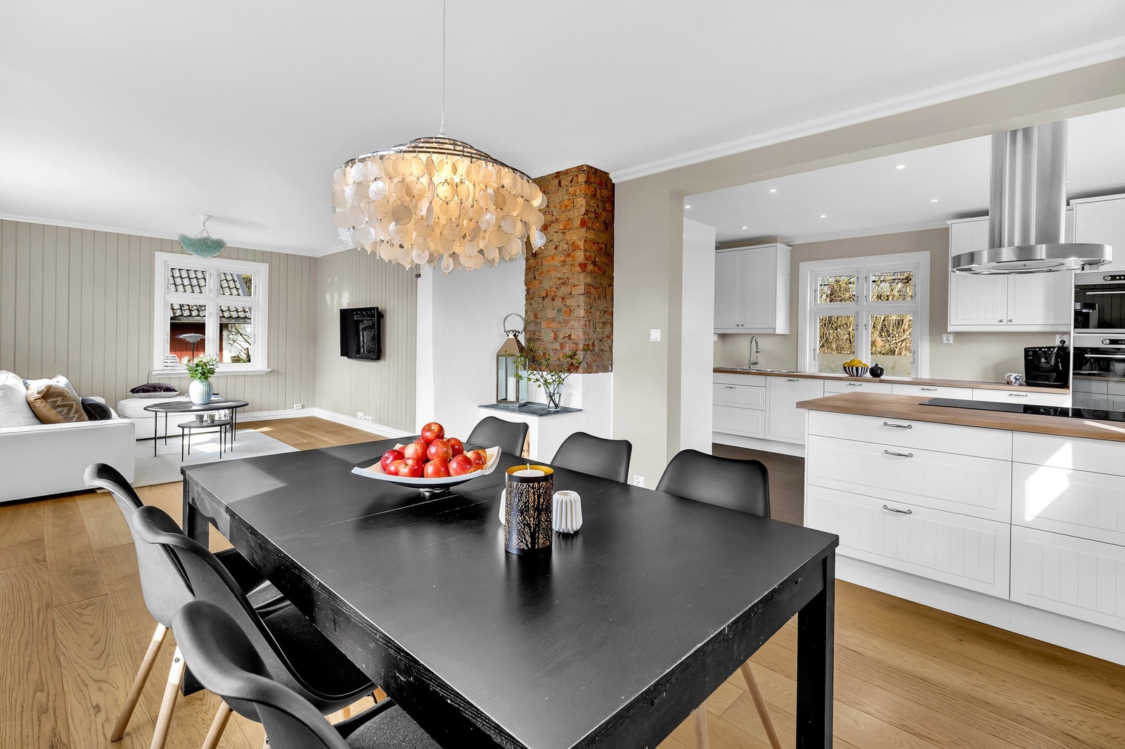 Stort kjøkken med åpen løsning mot spisestuen Galleribilde