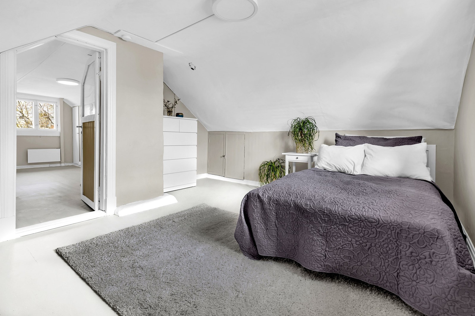 Det ene rommet på loftet er innredet som et soverom. ( Loftet er ikke godkjent til varig oppholdsrom i henhold til originale byggetegninger) Galleribilde