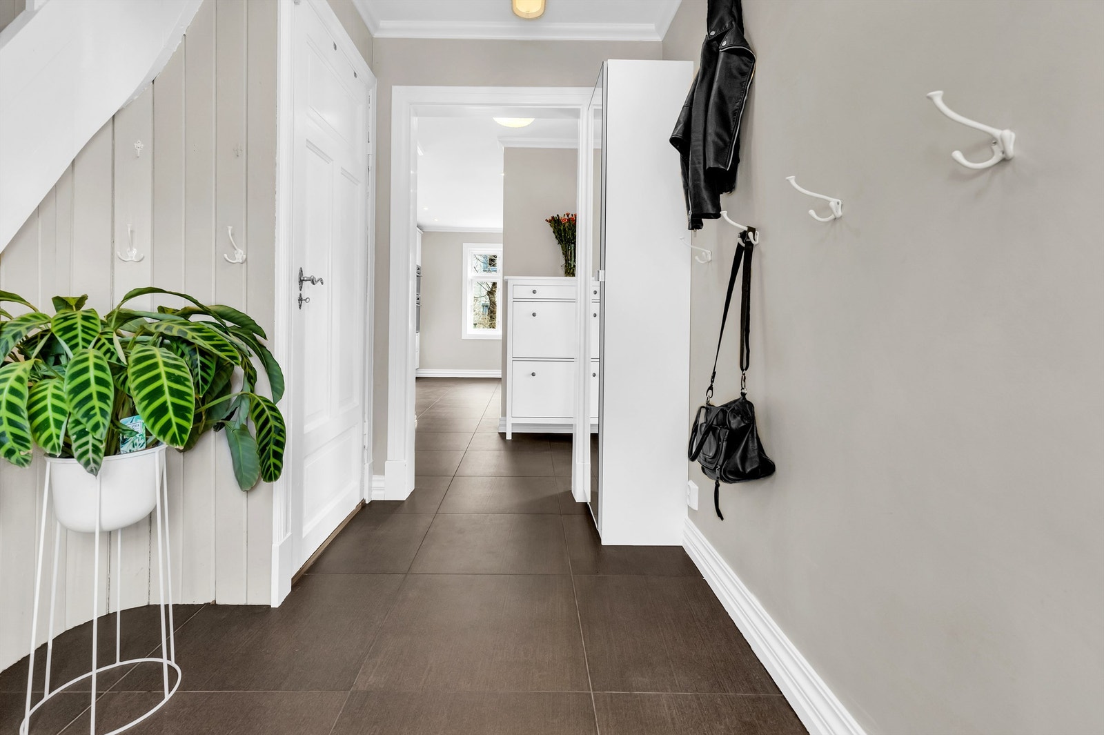 Flislagt entre med skap Galleribilde