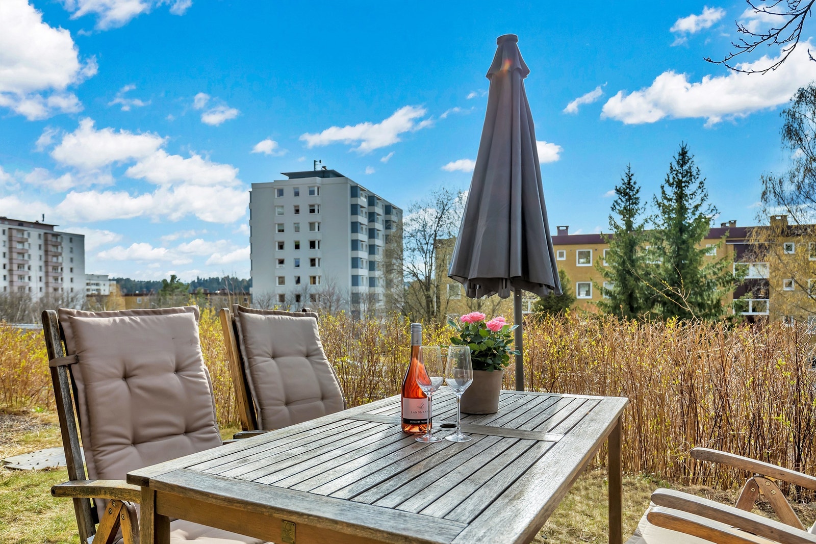 Eiendommen har solrik og fin hage Galleribilde