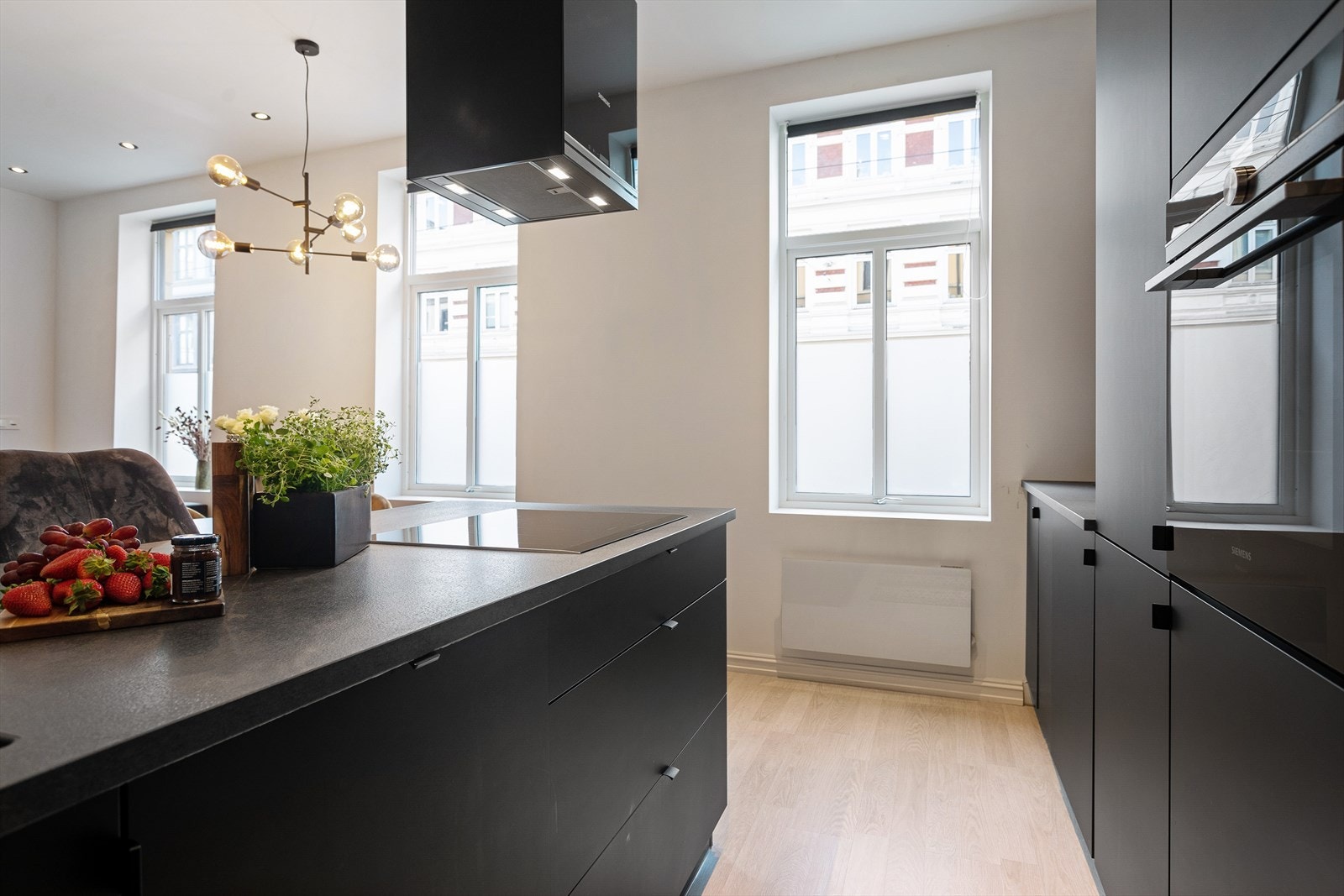 Integrerte hvitevarer som induksjonstopp, stekeovn, oppvaskmaskin, kaffemaskin og kjøleskap med fryser fra Siemens Galleribilde