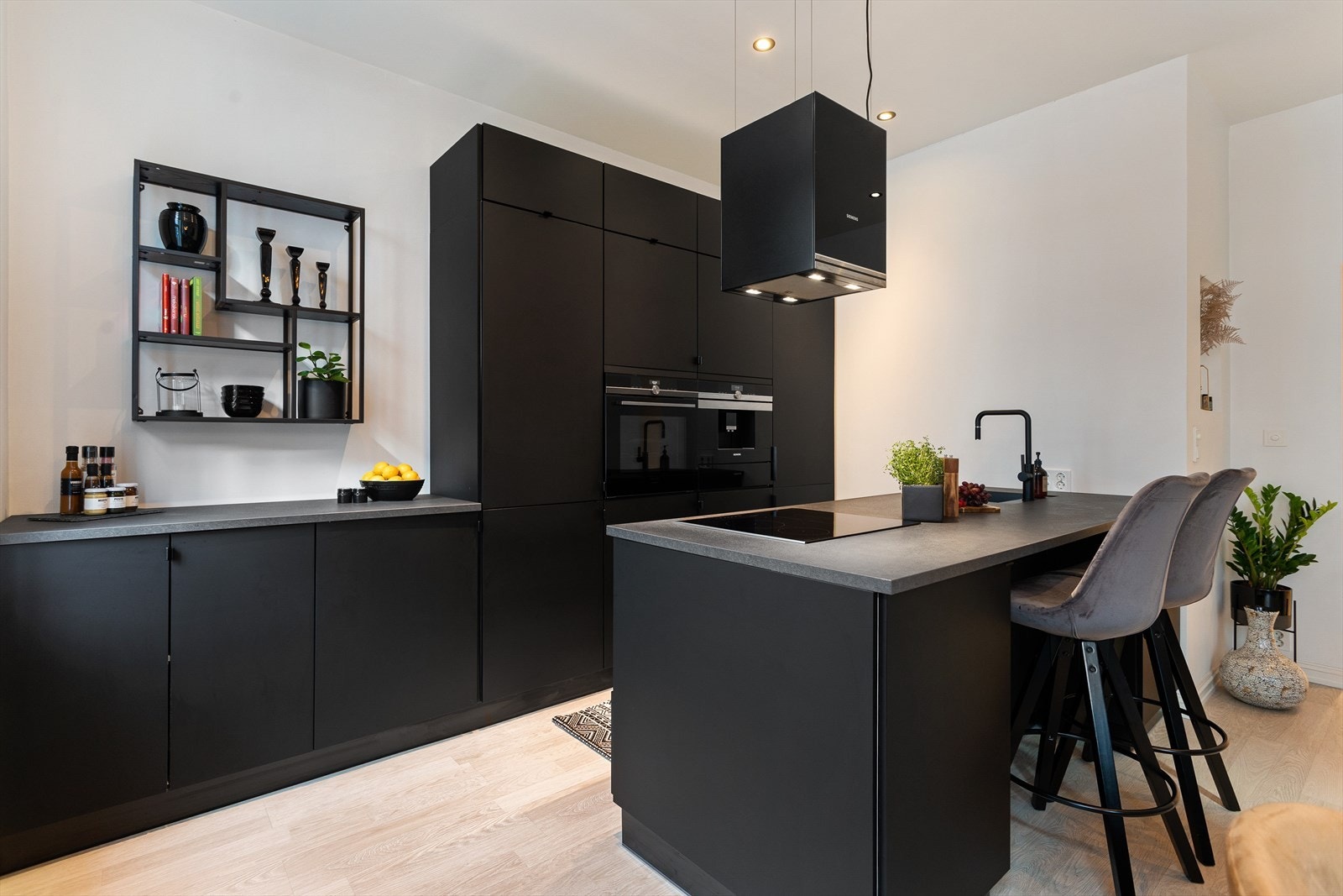 Åpen kjøkkenløsning med kjøkkenøy mot stue Galleribilde