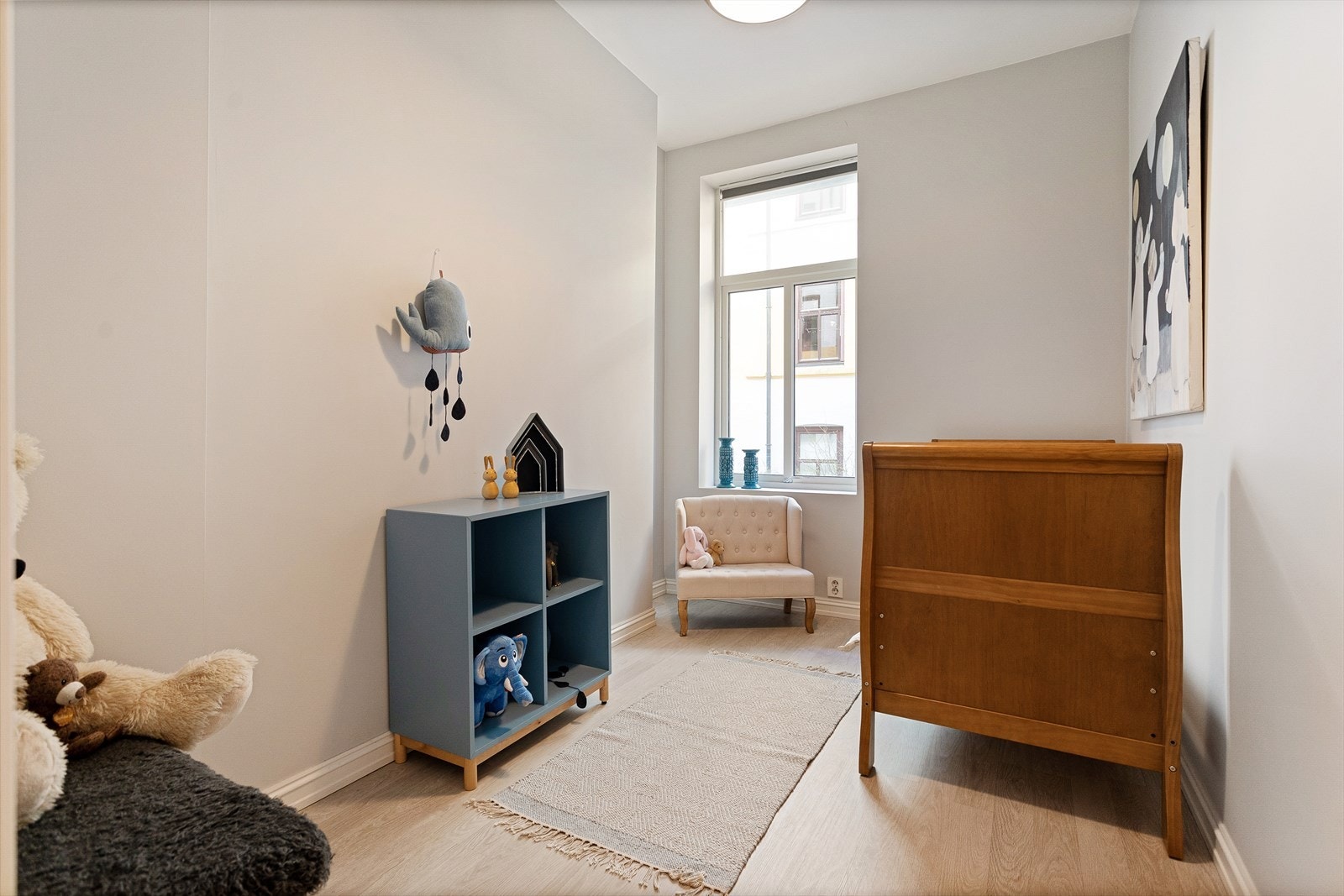 Soverom to benyttes i dag som barnerom - soverommet vender mot rolig bakgård Galleribilde