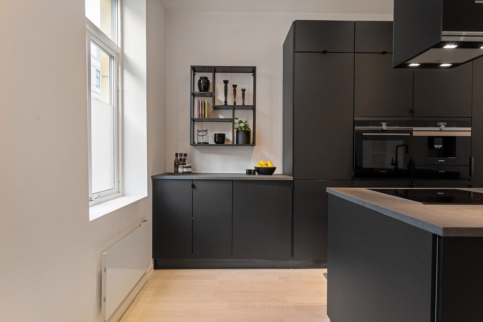 Kvik kjøkkeninnredning fra 2019 med glatte fronter og benkeplate av laminat, planlimt oppvaskkum av kompositt og ett-greps armatur Galleribilde