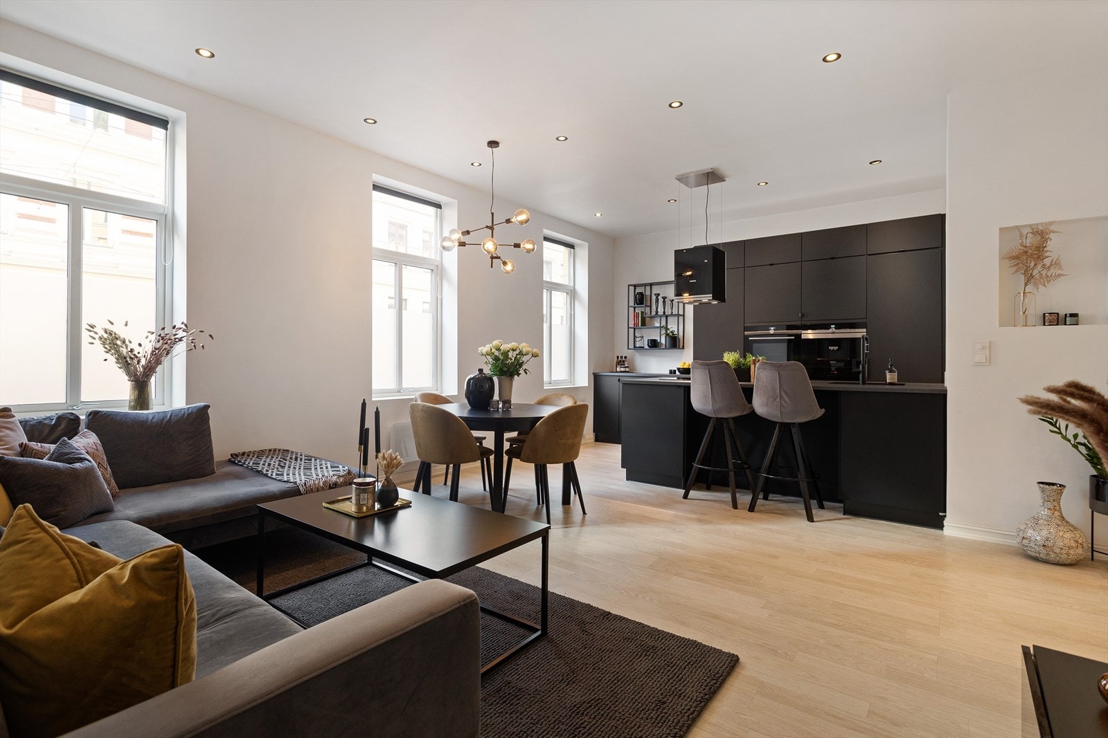 Åpen stue og kjøkkenløsning - Store vindusflater gir rikelig med luft og lys Galleribilde