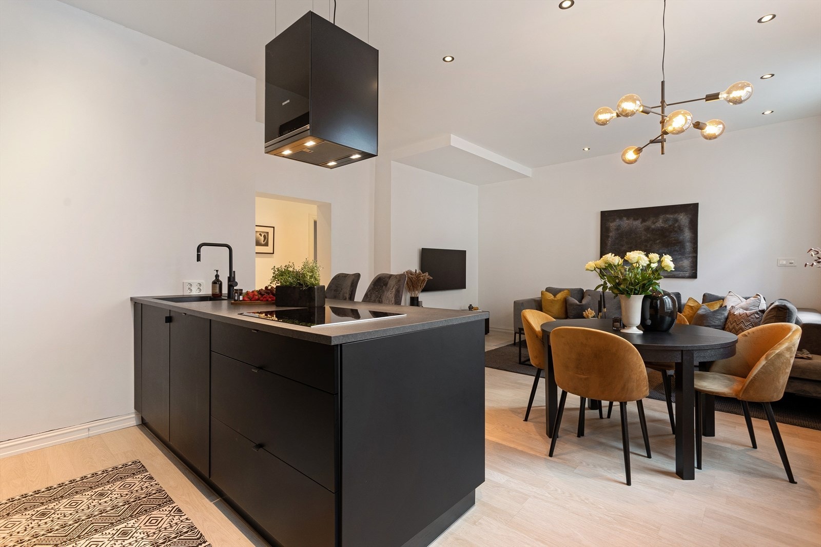 Vaskemaskin fra Candy, fritthengende ventilator med kullfilter fra Siemens og downlights i himling Galleribilde