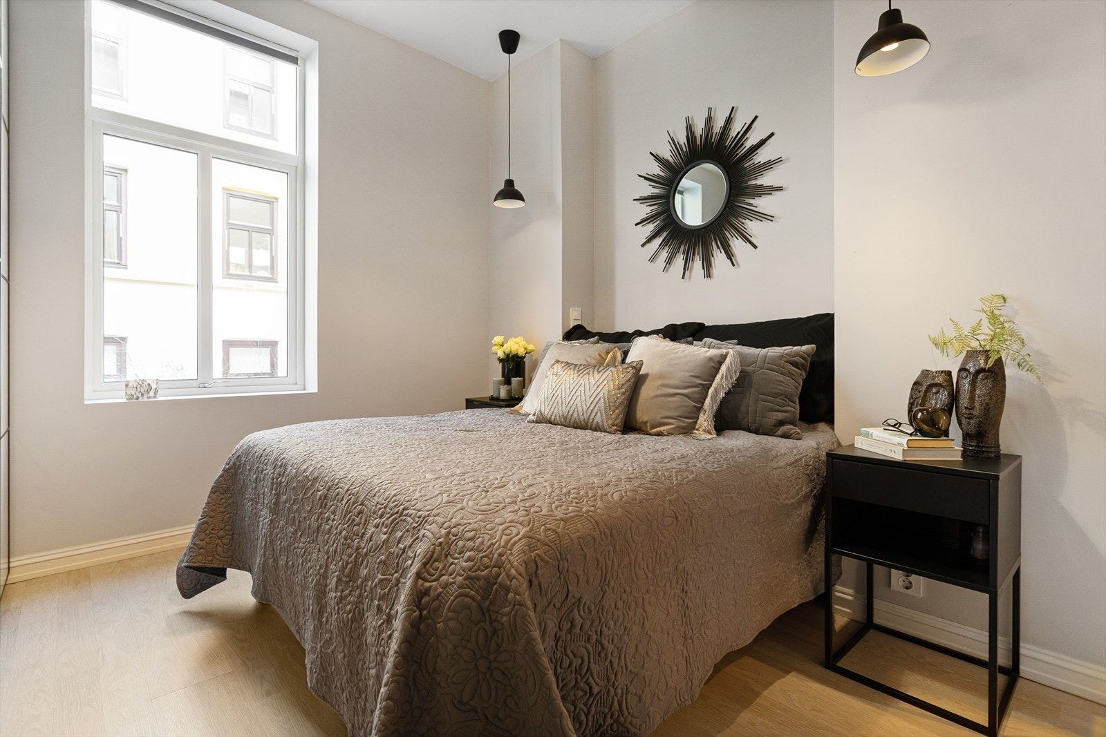 Hovedsoverom med god plass dobbeltseng med tilhørende nattbord - soverommet vender mot rolig bakgård Galleribilde