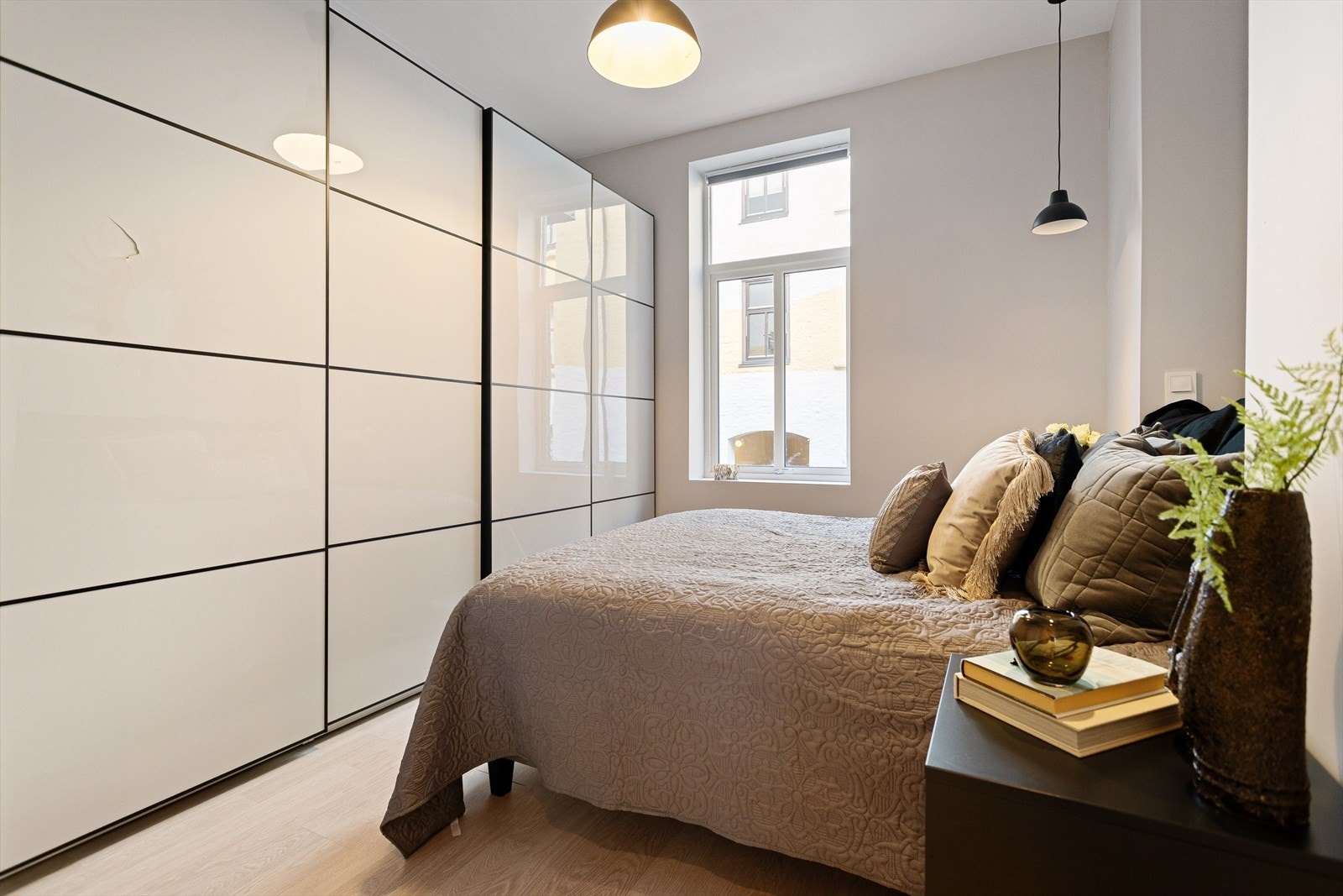 Godt med lagringsplass i større skyvedørsgarderobe Galleribilde