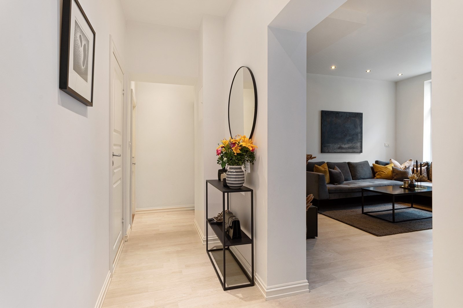 Lys og innbydende entré med plass til sko og yttertøy Galleribilde