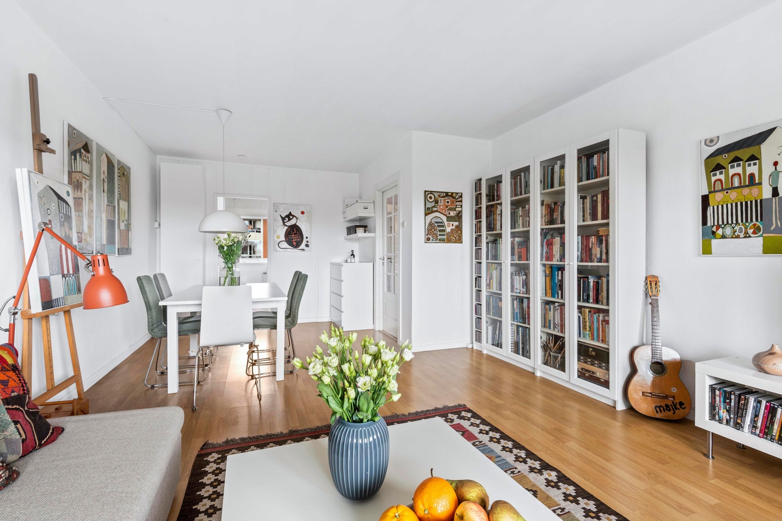 Rommet har store vindusflater som gir rikelig med tilgang til naturlig lys. Galleribilde