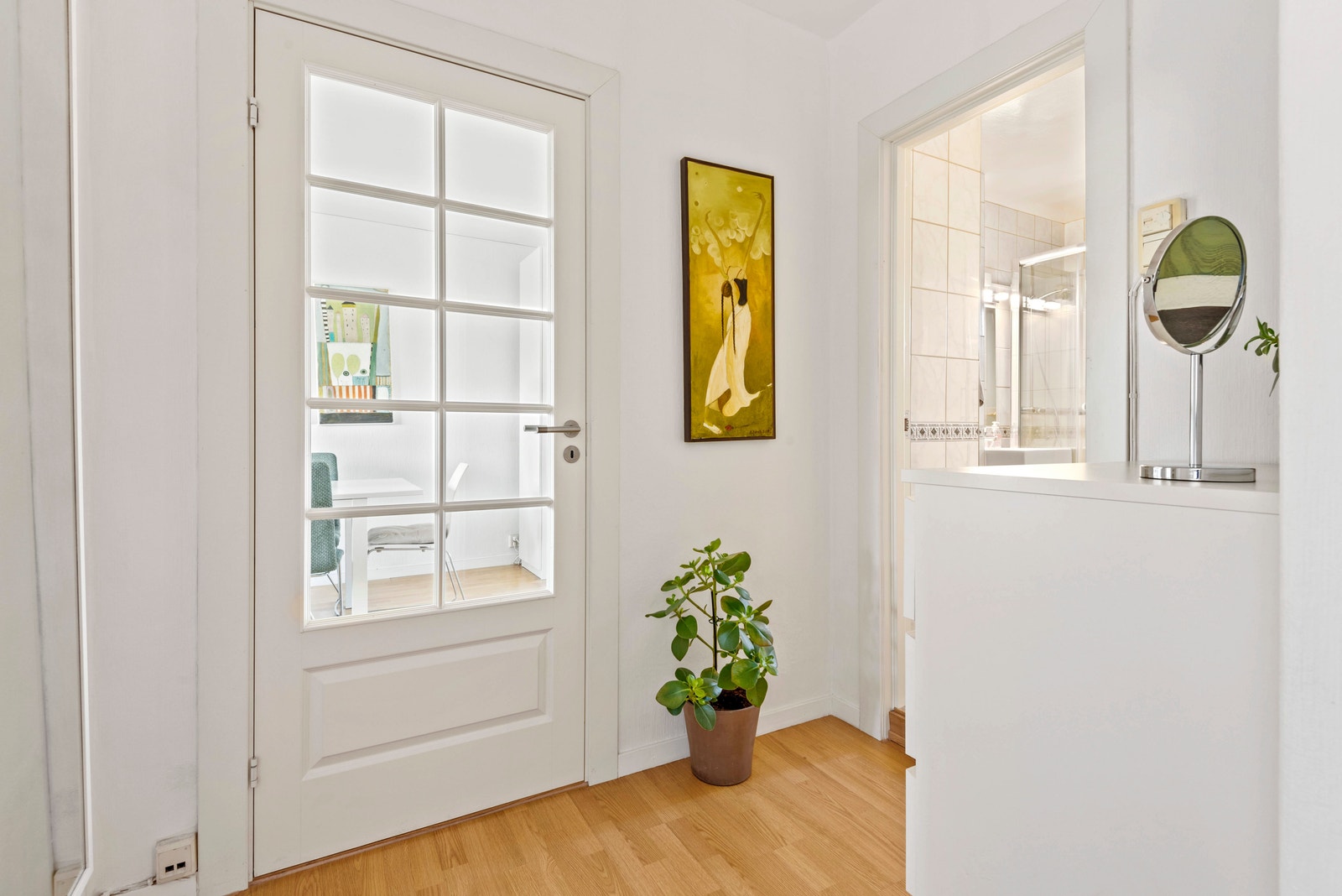 Fra entren er det tilgang til soverom, bad/wc, bod og stue. Alle innvendige dører i leiligheten ble skiftet ut i 2017. Galleribilde