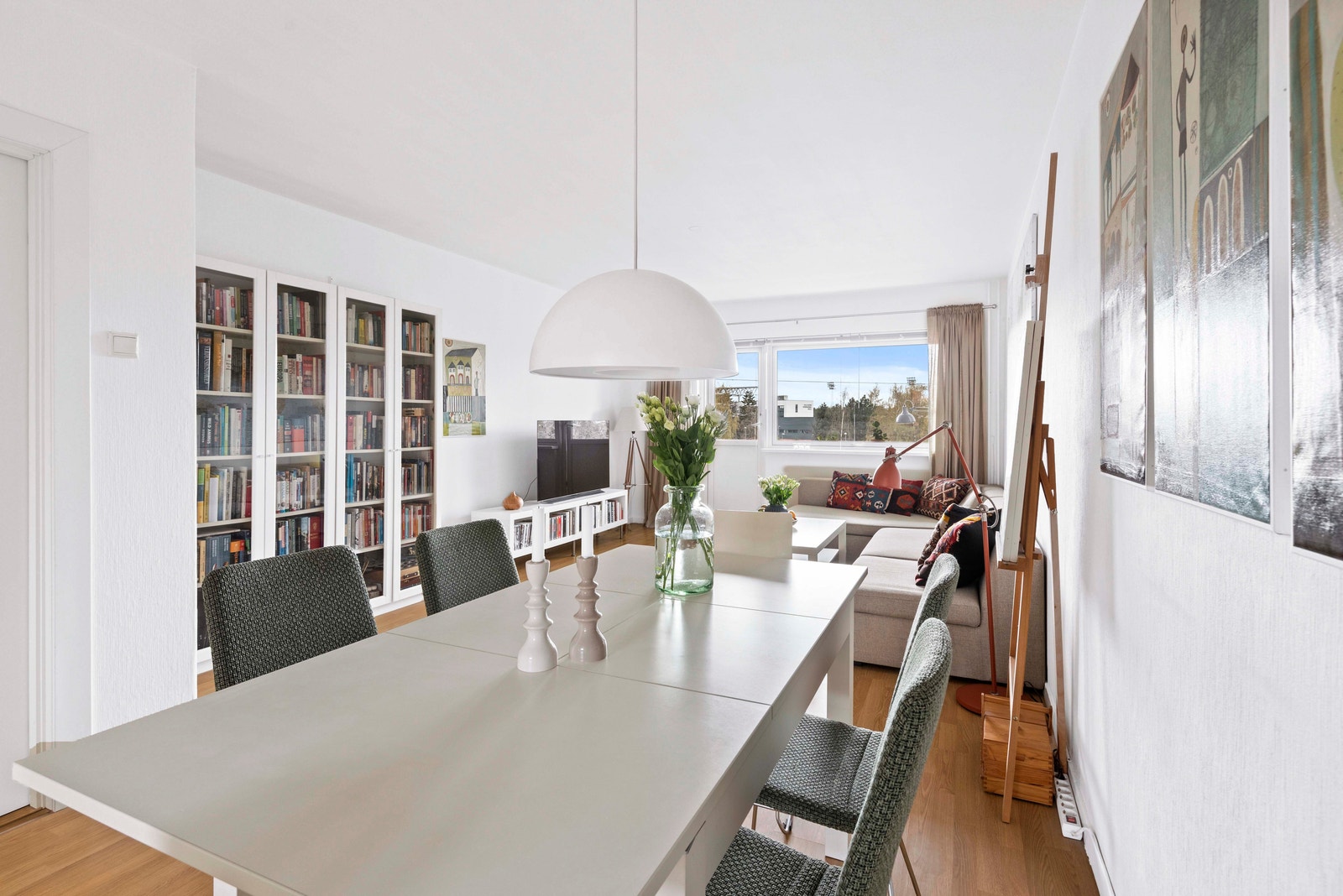 Velkommen til visning av en lys, pen og stor 2-roms leilighet i et populært boområde! Galleribilde