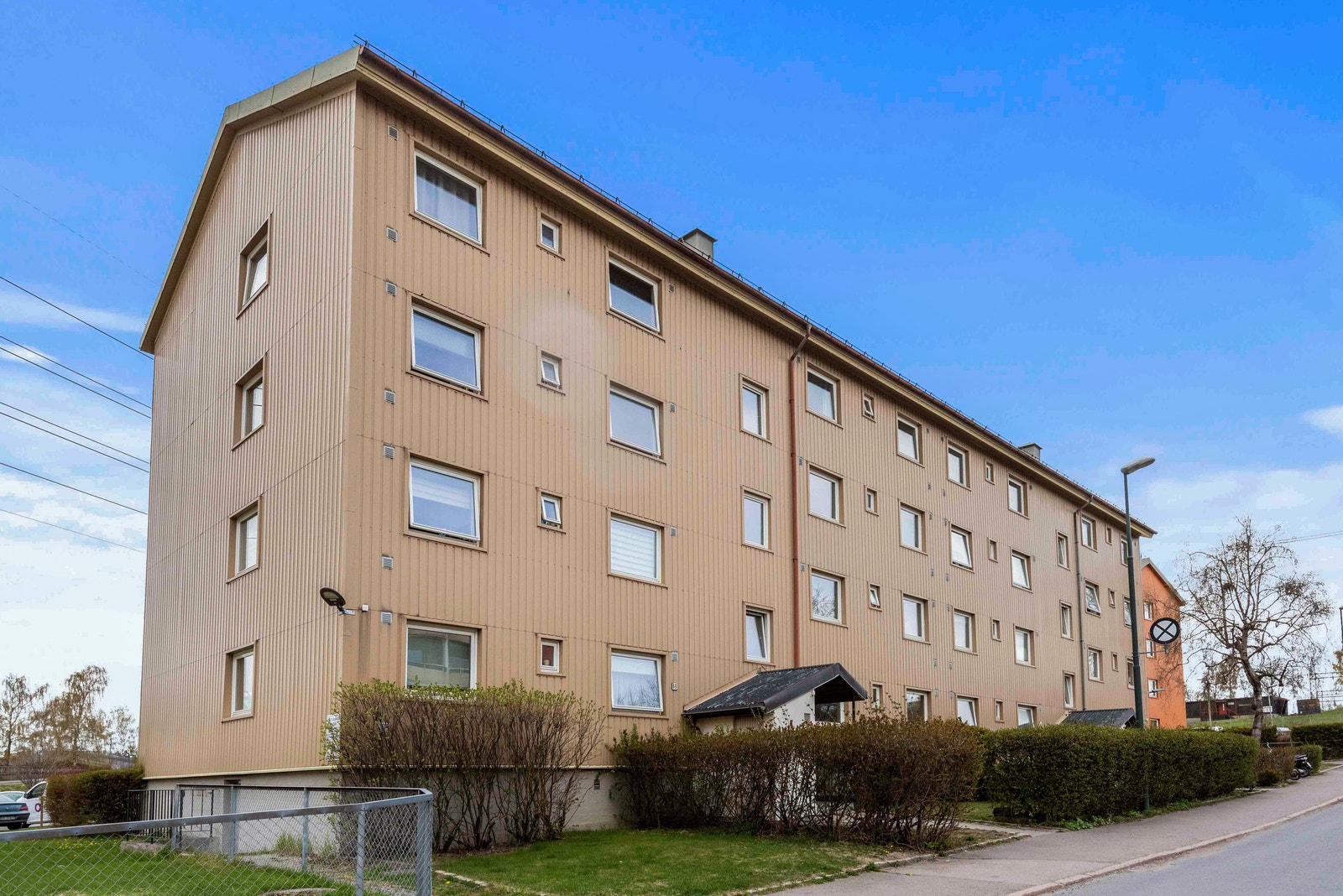 Eiendommen ligger i et meget sentralt boligområde på Ulven i Oslo, med nærhet til skoler, barnehager, meget god offentlig kommunikasjon, samt et rikt utvalg av fasiliteter og servicetilbud. Galleribilde