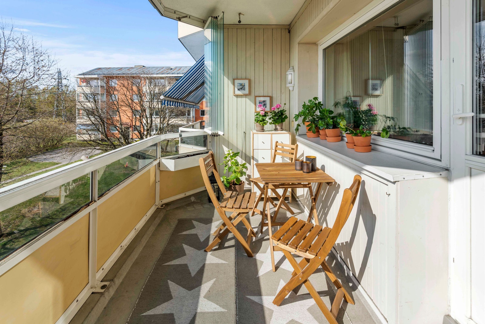 Solrik, innglasset balkong med ettermiddagssol. Galleribilde