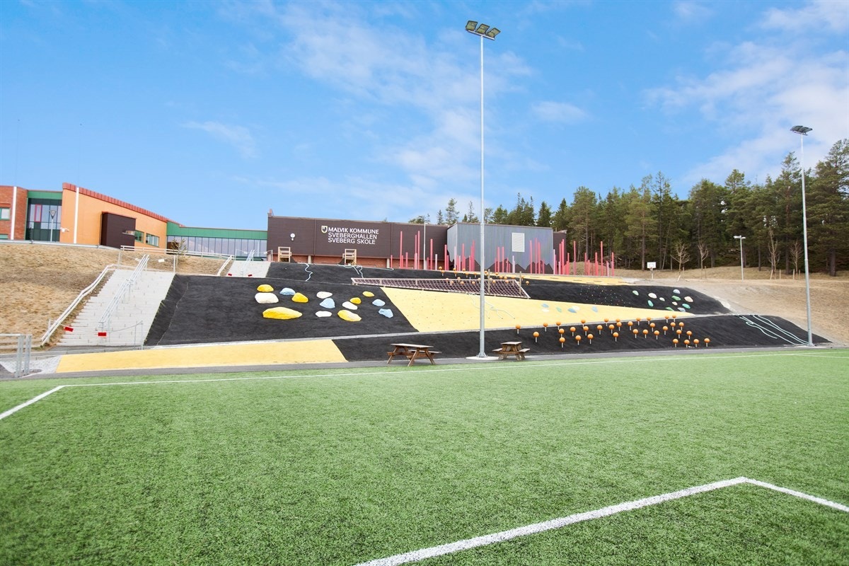 Proaktiv EiendomsmeglingSveberg barneskole er en moderne og funksjonell skole som fungerer som et naturlig knutepunkt for sosiale arrangementer samt kultur- og aktivitetstilbud. Nedenfor skolen er det en flott kunstgressbane som gir et godt fritidstilbud. Galleribilde