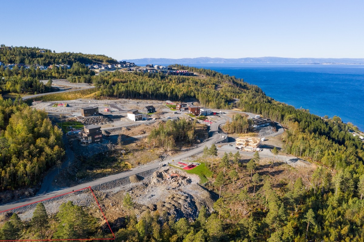 Proaktiv Eiendomsmegling - På tomten er det tiltenkt 5 eneboliger. (Tomtegrense er tegnet inn av megler og kun ment som en illustrasjon) Galleribilde