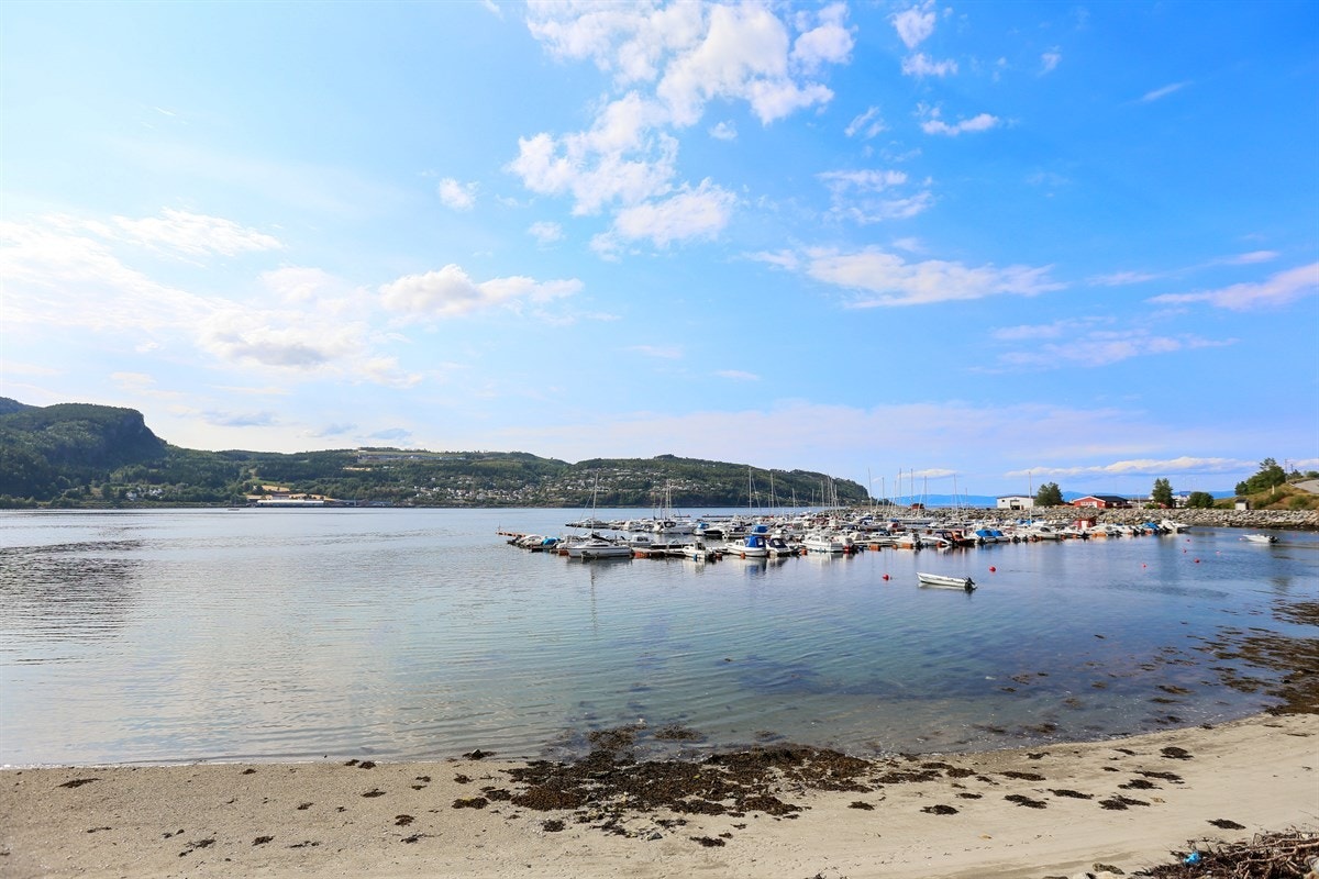 Proaktiv Eiendomsmegling - Småbåthavna i Hommelvik, med Sveberg i bakgrunnen. Galleribilde