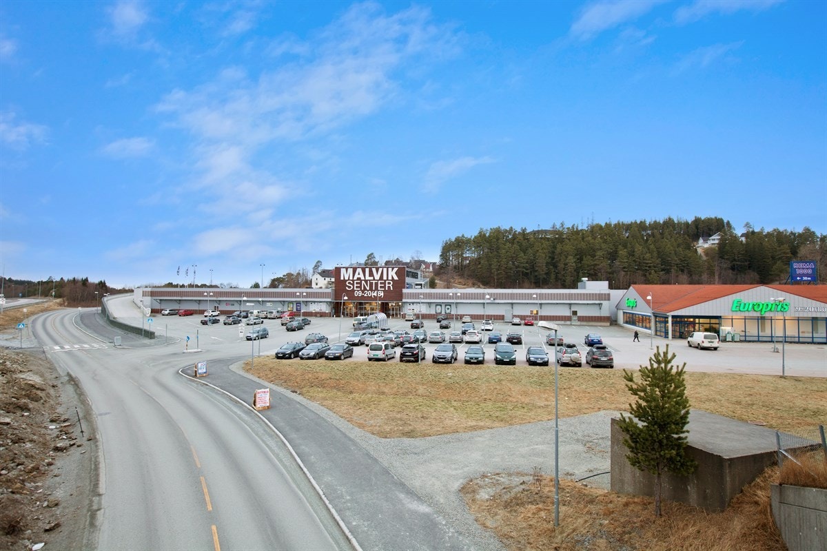 Proaktiv Eiendomsmegling - Om man skal shoppe, ta en kopp kaffe eller spise på restaurant finner man Malvik senter i gangavstand fra eiendommen. Galleribilde