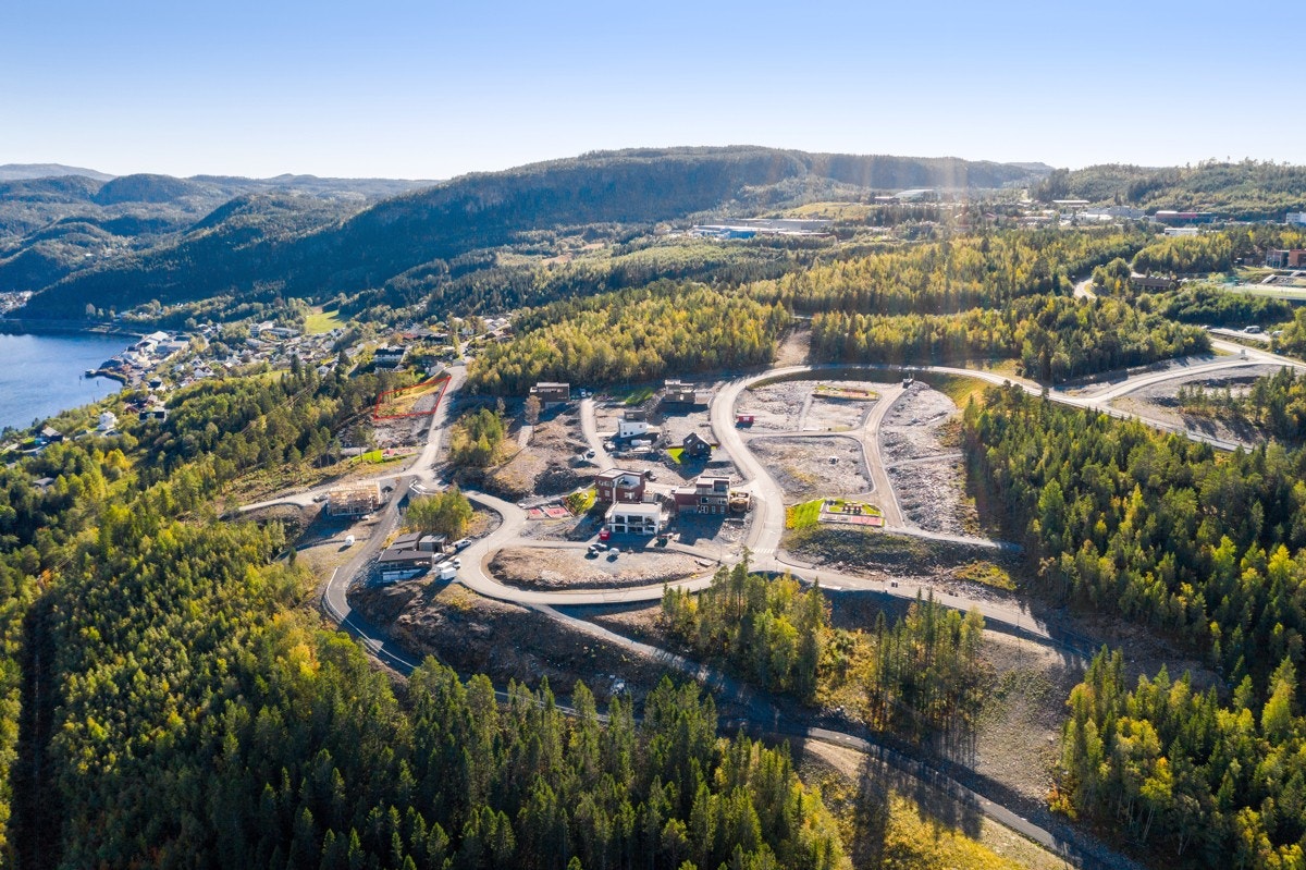 Vi ønsker utbyggere velkommen til tomtevisning av en romslig tomt regulert for 5 eneboliger i kjede i det nye boligfeltet på Sveberg. Området er et svært attraktivt boligalternativ for barnefamilier. Galleribilde