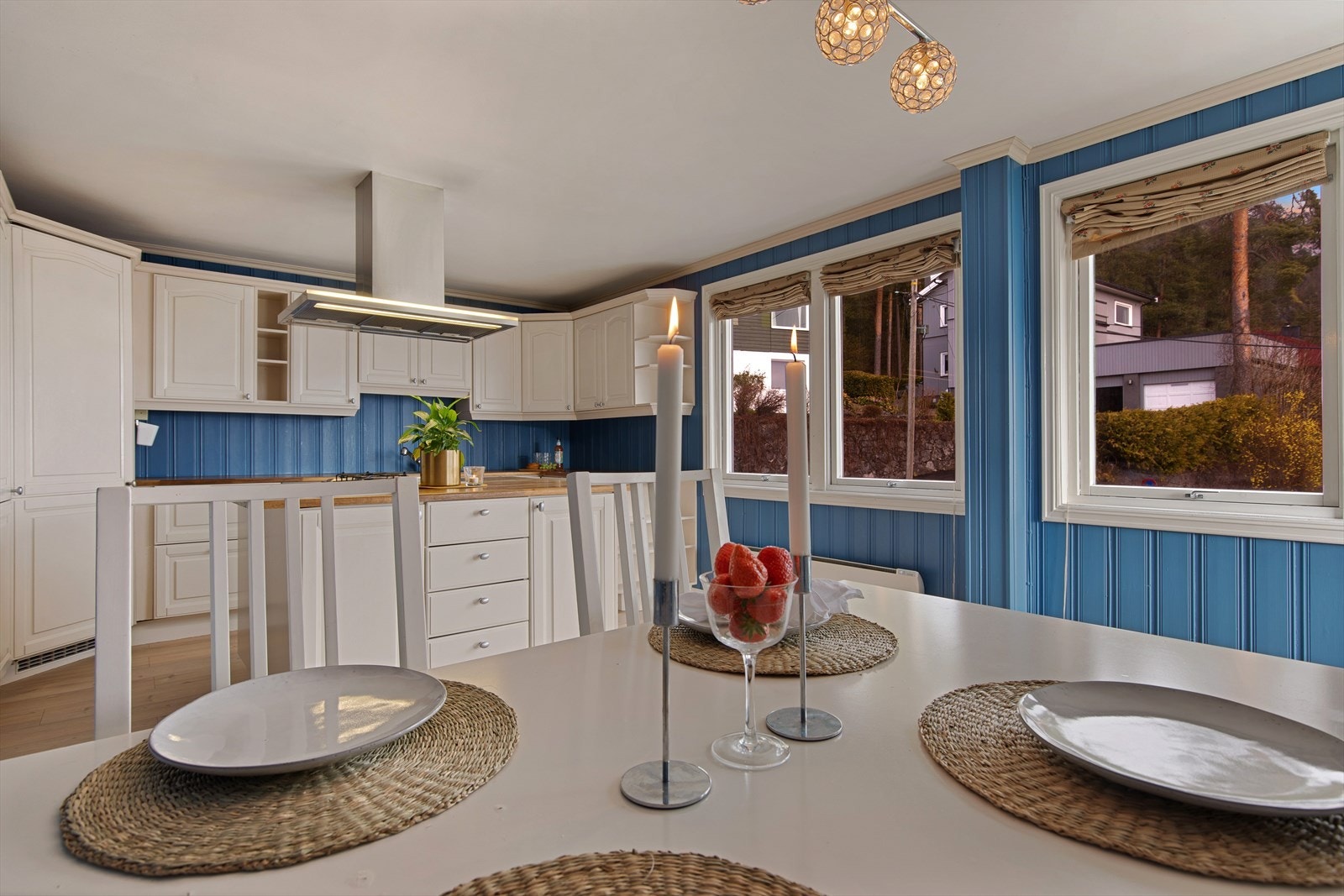 Romslig kjøkken med god plass for kjøkkenbord Galleribilde