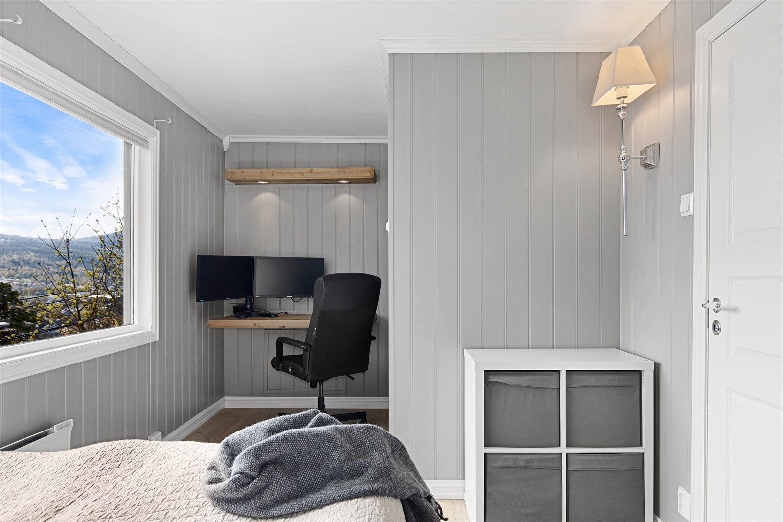 Hovedsoverommet er romslig og gir god plass til dobbeltseng, klesoppbevaring samt en kontorkrok Galleribilde