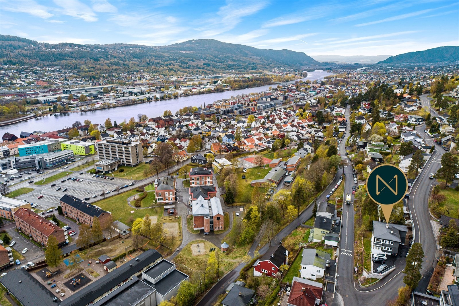 Boligen ligger sentralt til med kort vei til flere turområder i marka eller langs elvepromenaden Galleribilde