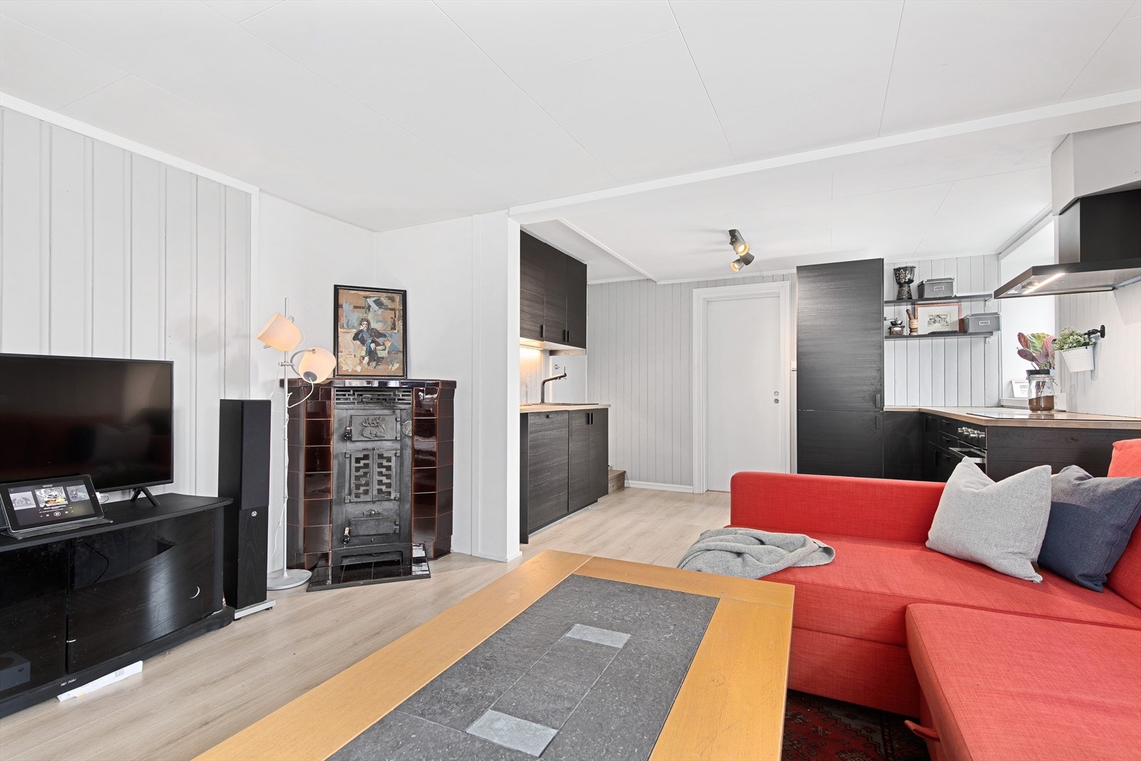 Hybelen ble pusset opp i 2018 med bla. nytt kjøkken, nye gulv samt malt Galleribilde