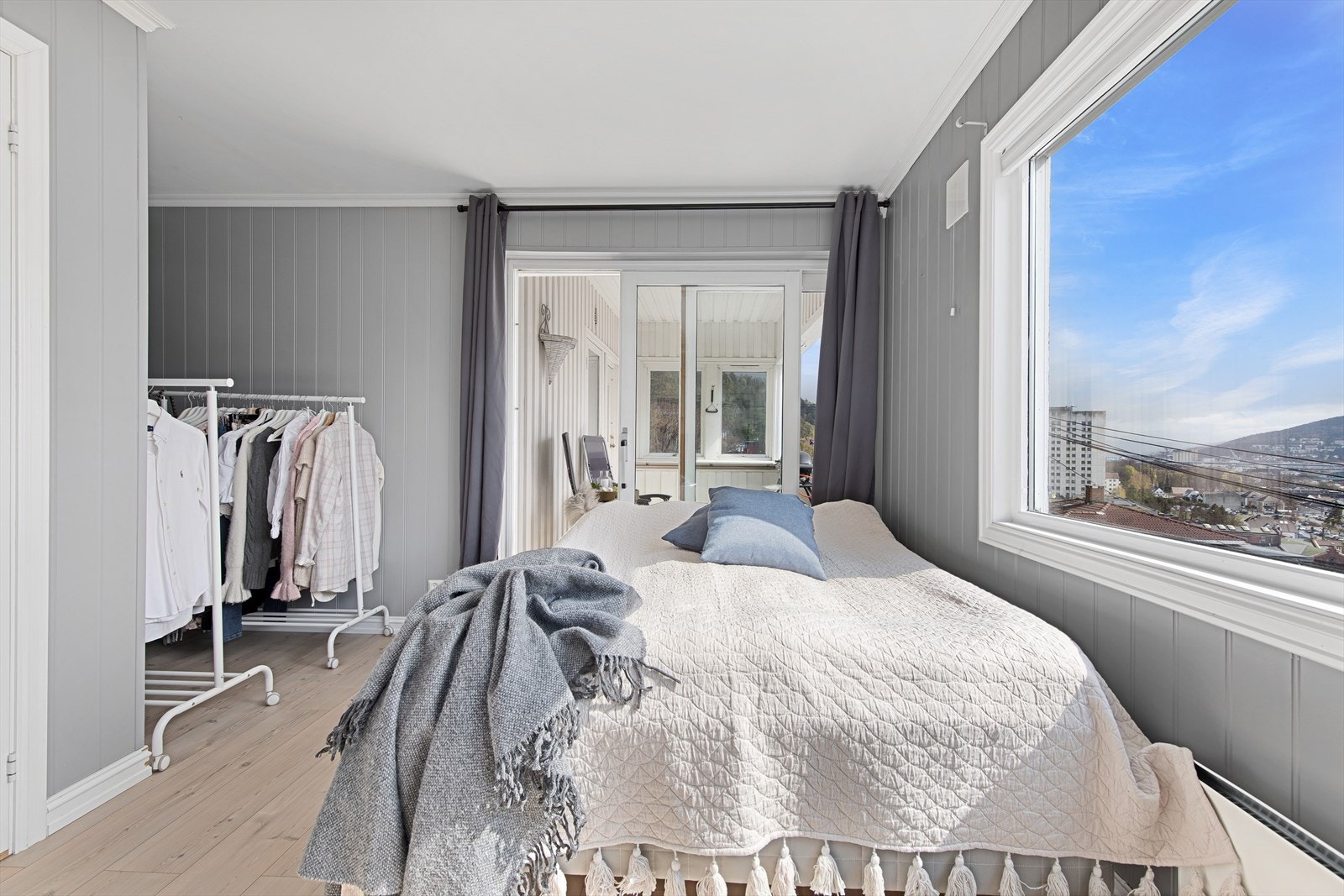 Fra hovedsoverommet er det også utgang til balkongen Galleribilde