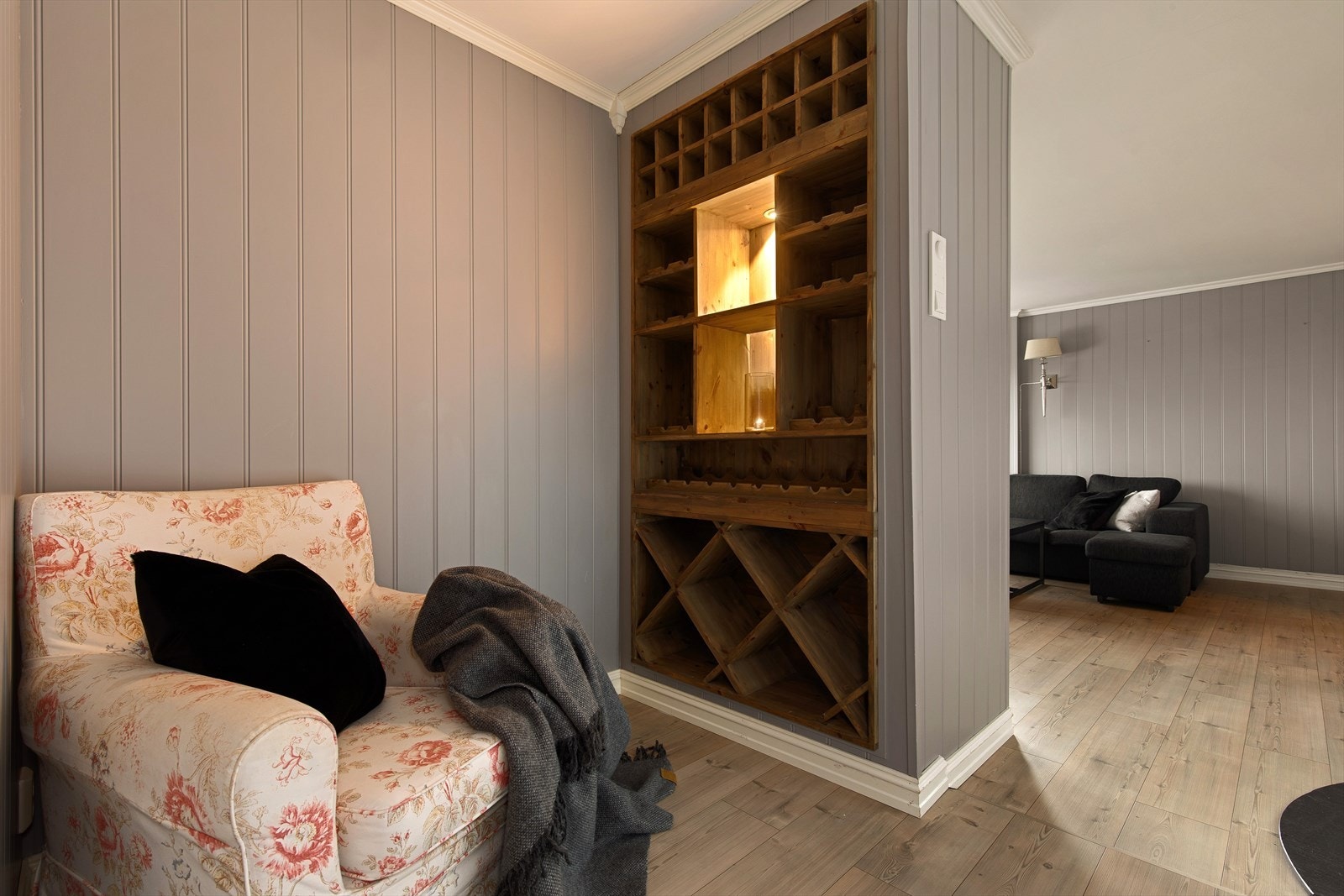 Koselig lesekrok med innebygd vinhylle med lys Galleribilde