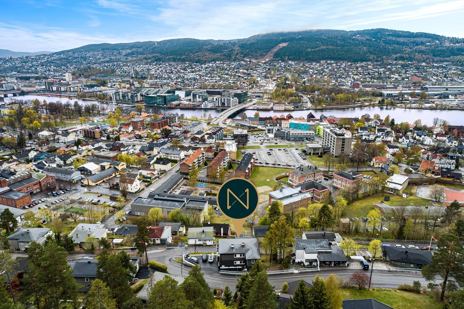 Bussholdeplass like ved boligen ellers er det en kort sykkeltur ned til Drammen togstasjon Galleribilde