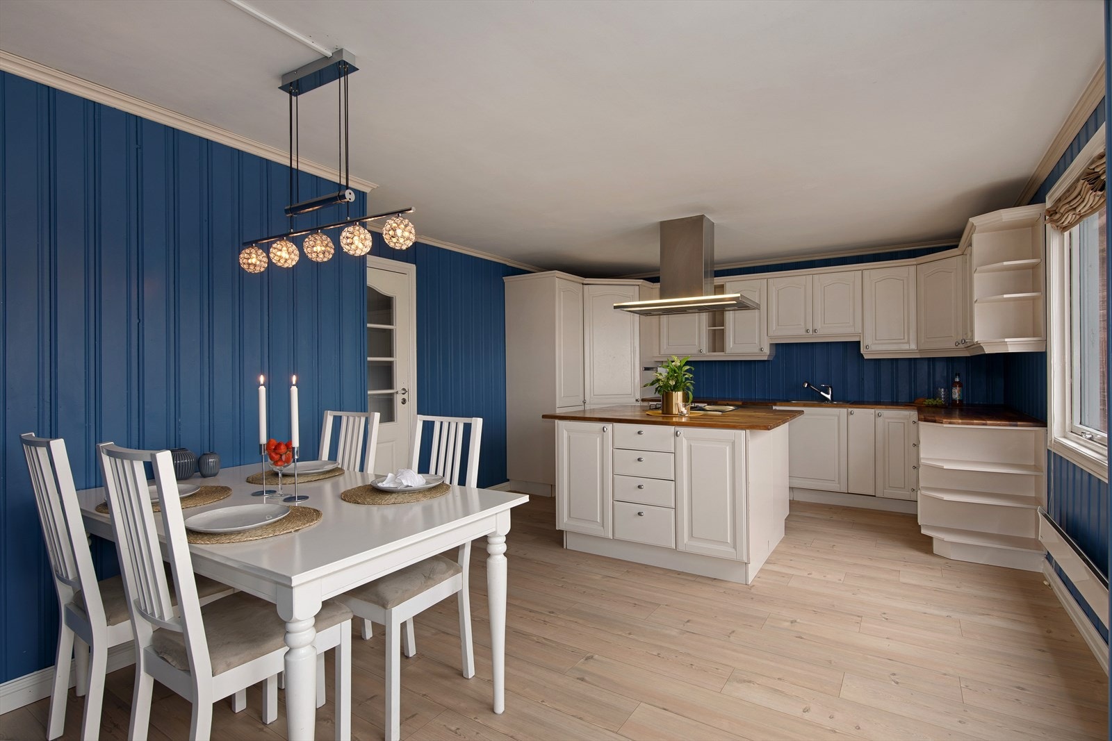 Kjøkkenet ble pusset opp i 2019 med nye gulv, malt vegger samt pusset benkeplate Galleribilde