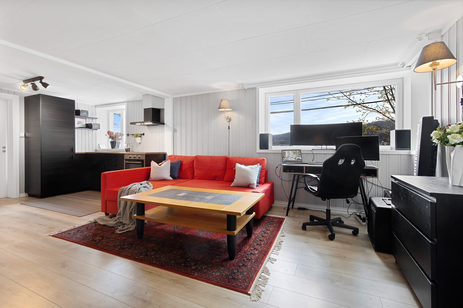 Åpen løsning mellom stue og kjøkken gir en sosial atmosfære Galleribilde