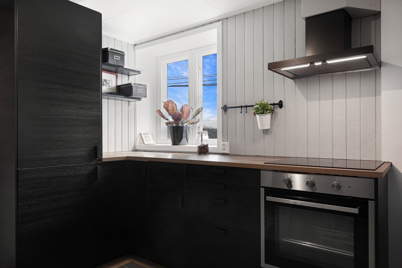 Delikat kjøkken med integrerte hvitevarer Galleribilde