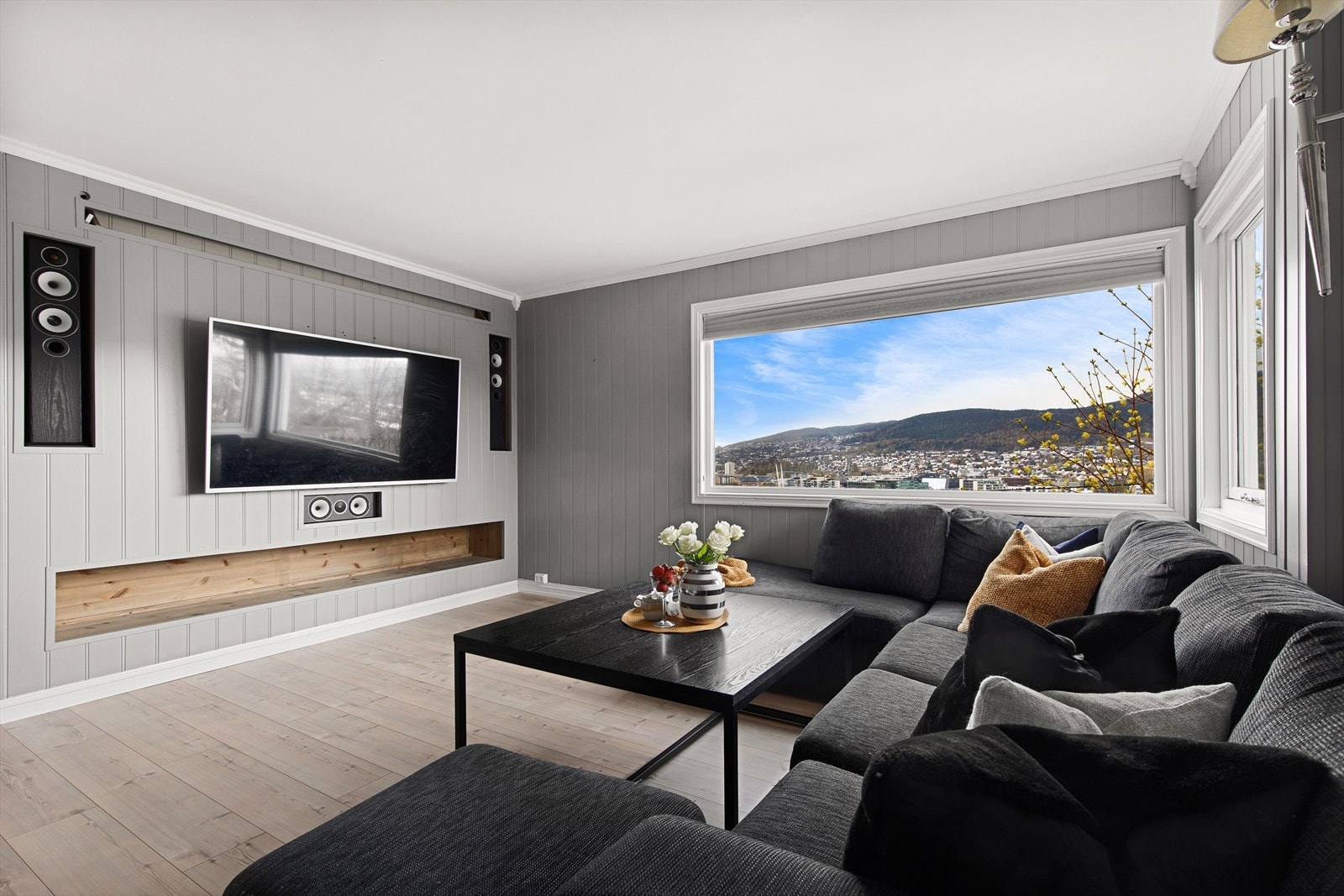 Stuen har store vindusflater som gir rommet mye naturlig lys Galleribilde