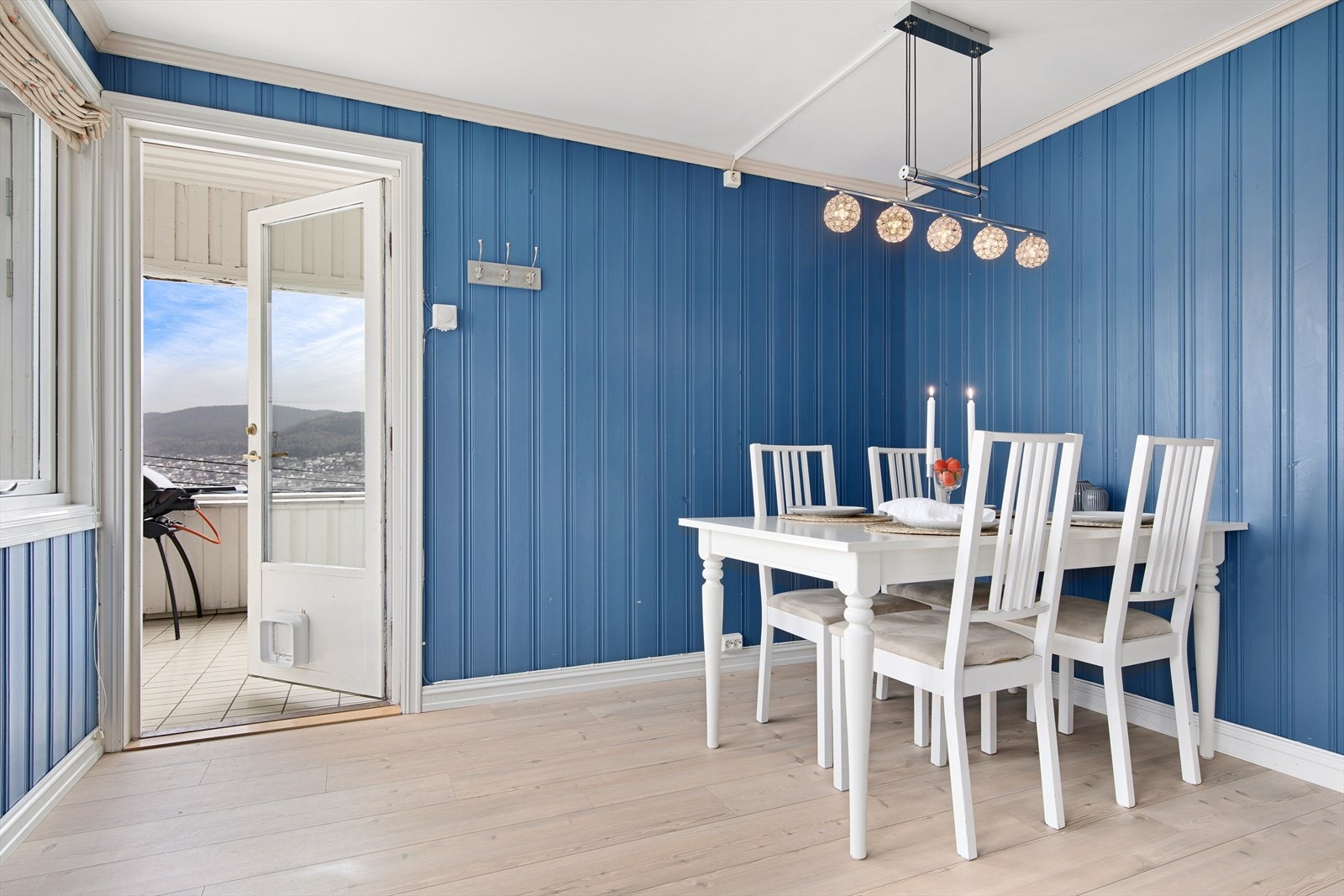 Fra kjøkkenet er det utgang til overbygd balkong Galleribilde