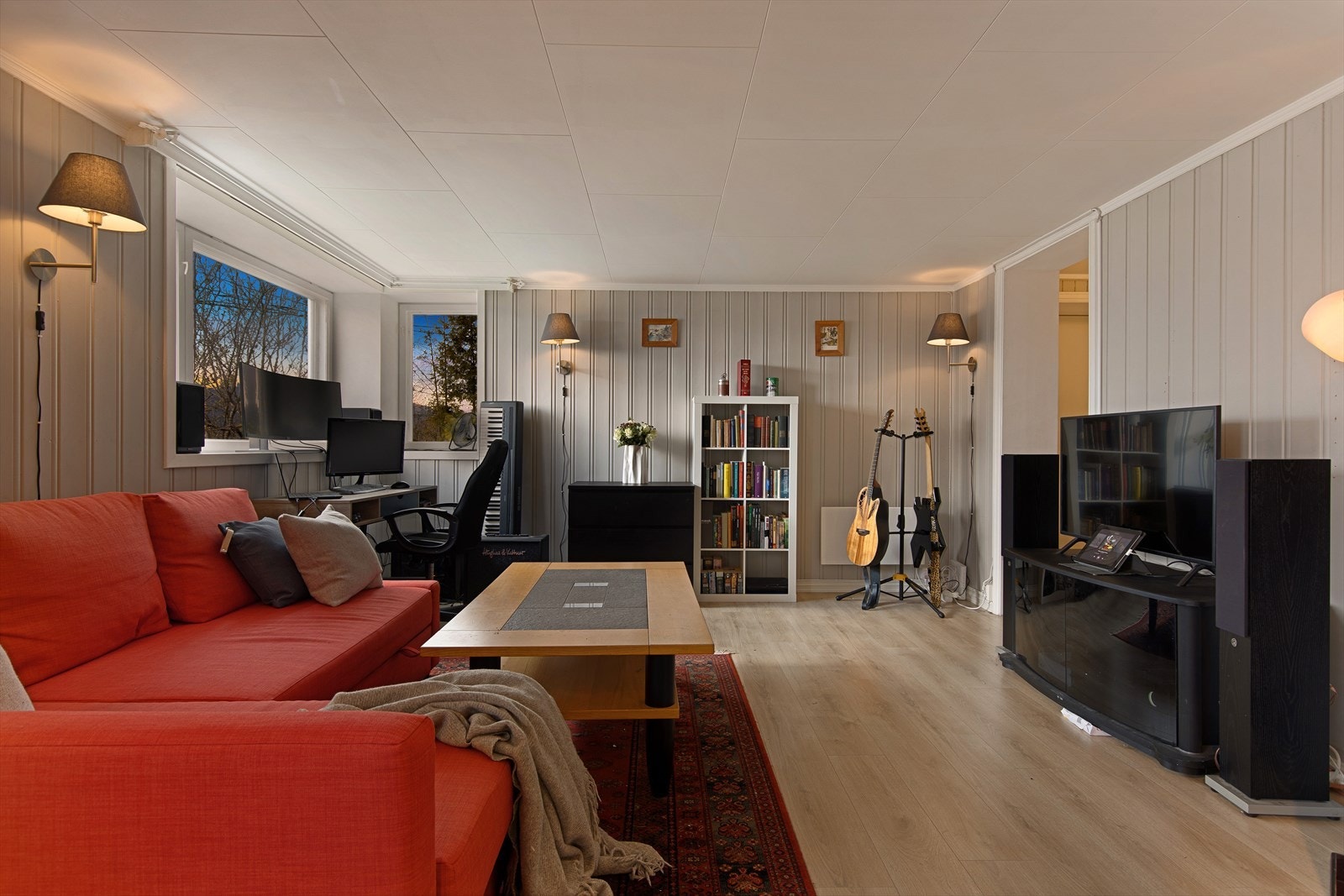 Romslig stue i hybelen med god plass for sofa med tilhørende tv-møblement Galleribilde