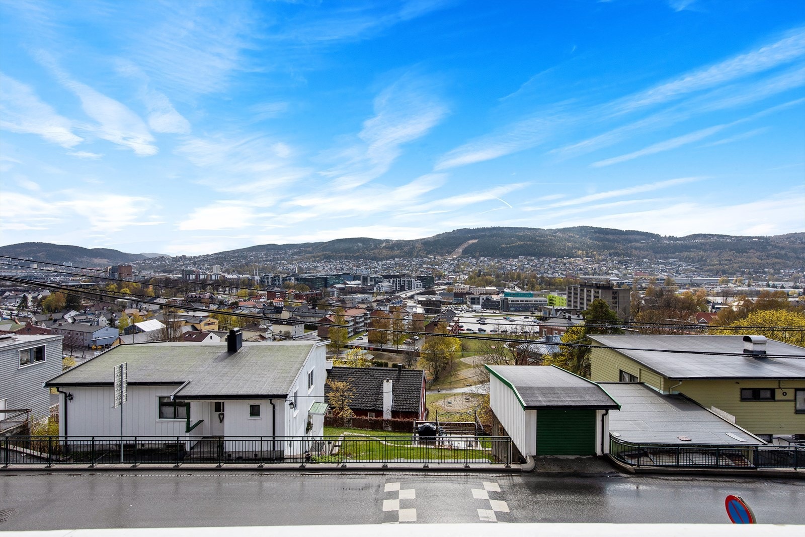 Fra leilighetens balkong er det fantastisk utsikt utover Drammen Galleribilde